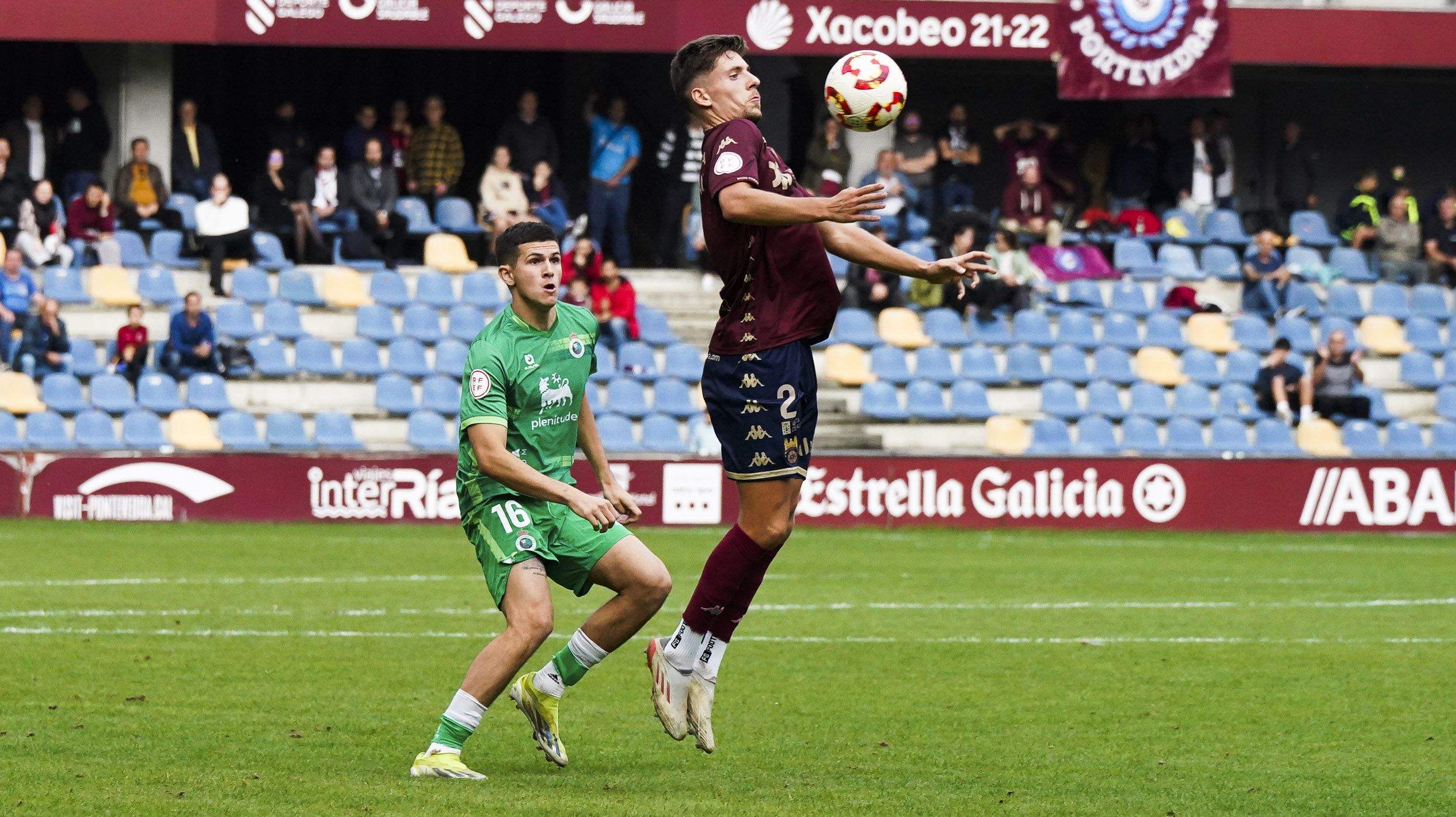 Partido entre Pontevedra CF y Rayo Cantabria en Pasarón