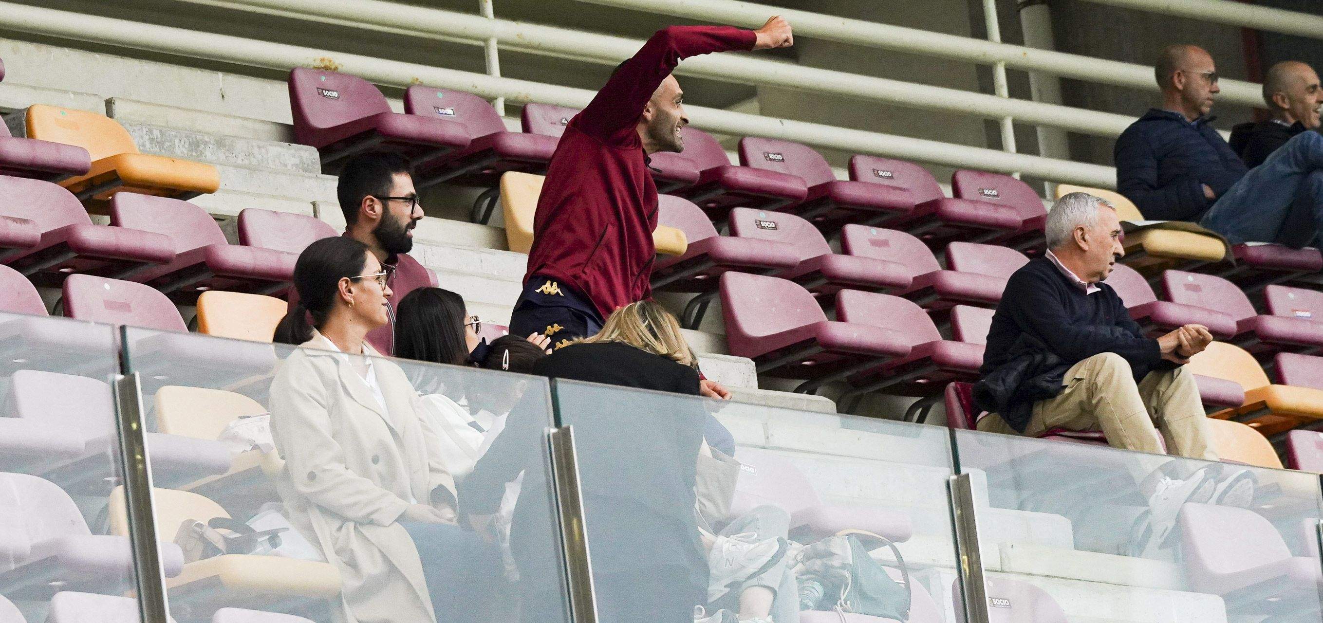 Churre, na bancada durante o partido entre Pontevedra CF y Rayo Cantabria en Pasarón