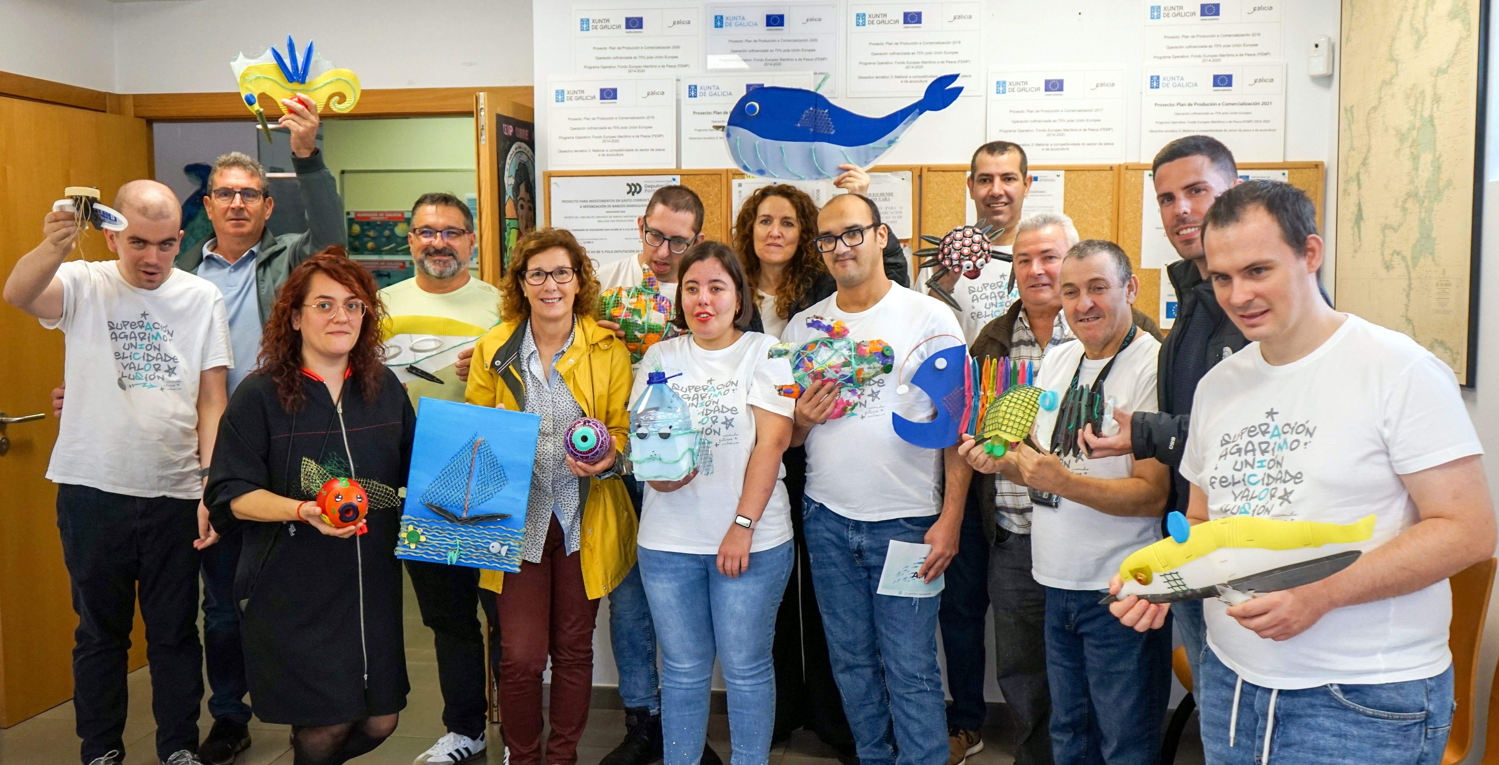 Exposición de Amicos Mares Limpos con material reciclado na Illa de Arousa