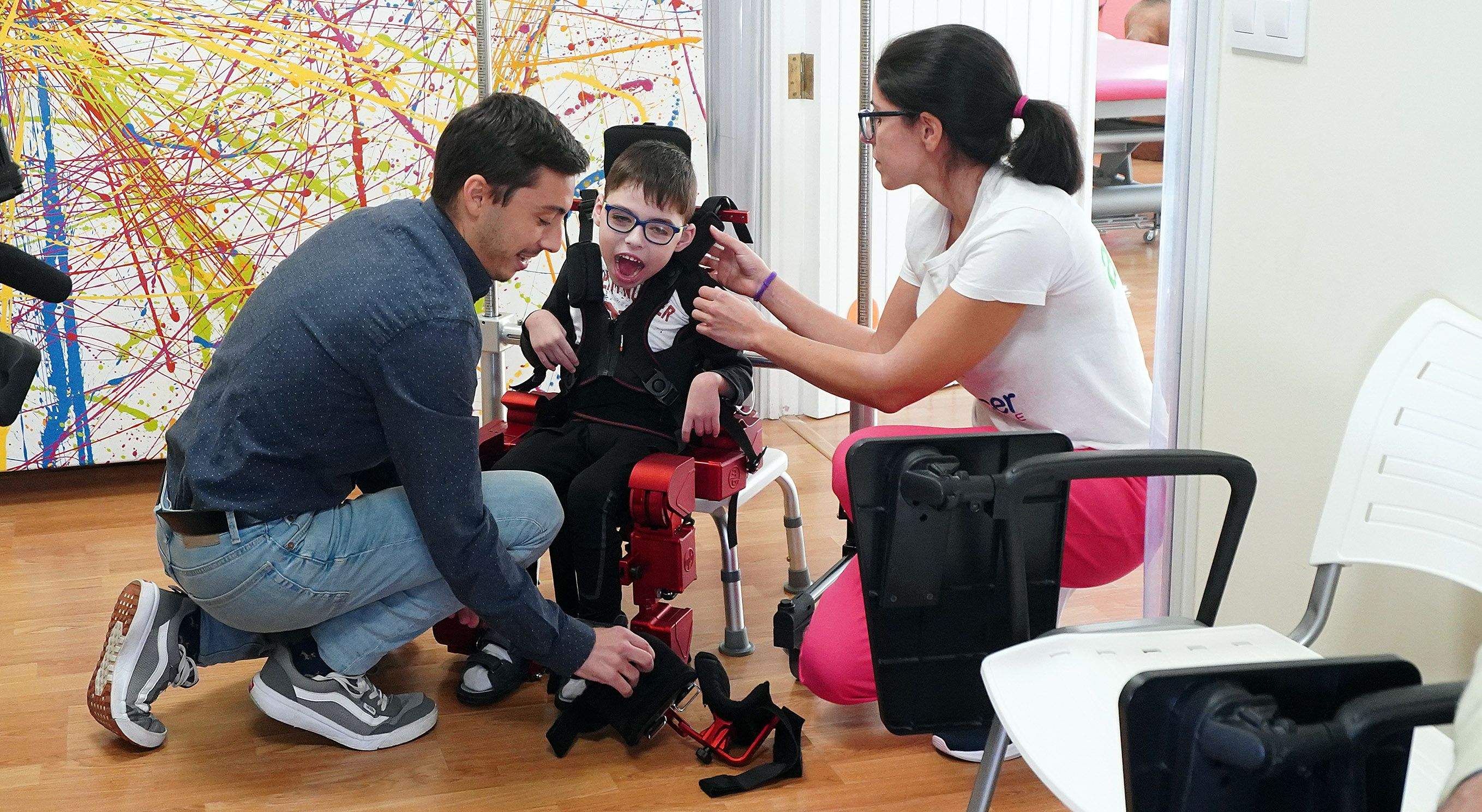 Actividad realizada en la sede de Amencer-ASPACE en Pontevedra para mostrar el funcionamiento del primer exoesqueleto pediátrico