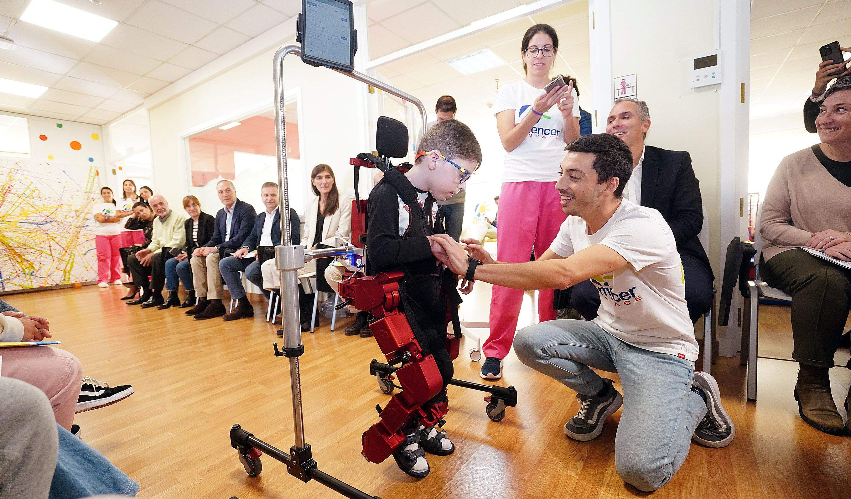 Actividad realizada en la sede de Amencer-ASPACE en Pontevedra para mostrar el funcionamiento del primer exoesqueleto pediátrico