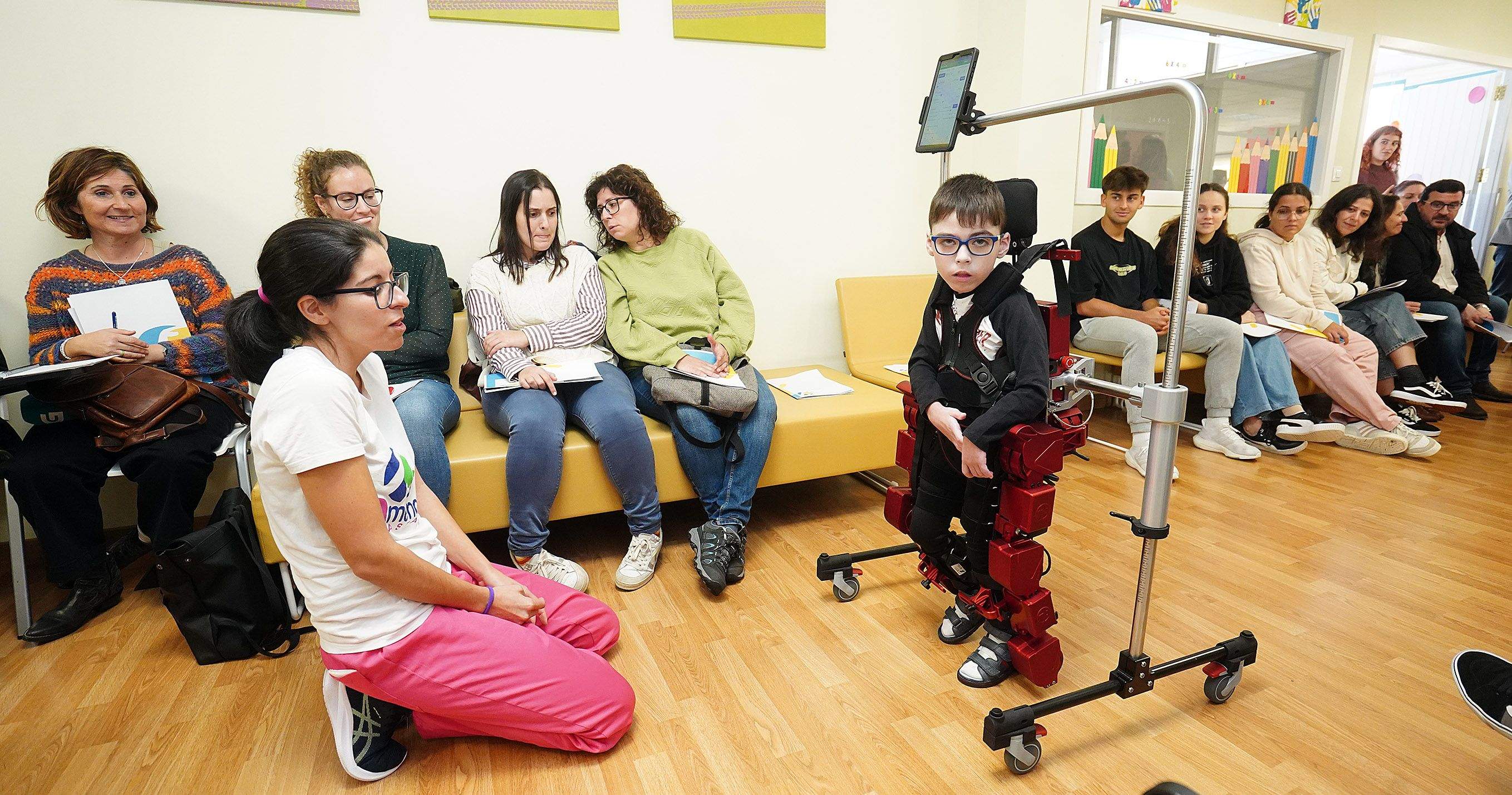 Actividad realizada en la sede de Amencer-ASPACE en Pontevedra para mostrar el funcionamiento del primer exoesqueleto pediátrico