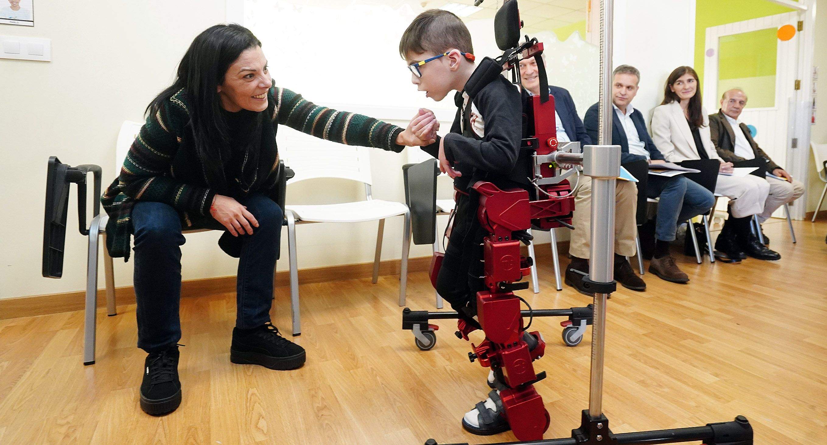 Actividad realizada en la sede de Amencer-ASPACE en Pontevedra para mostrar el funcionamiento del primer exoesqueleto pediátrico