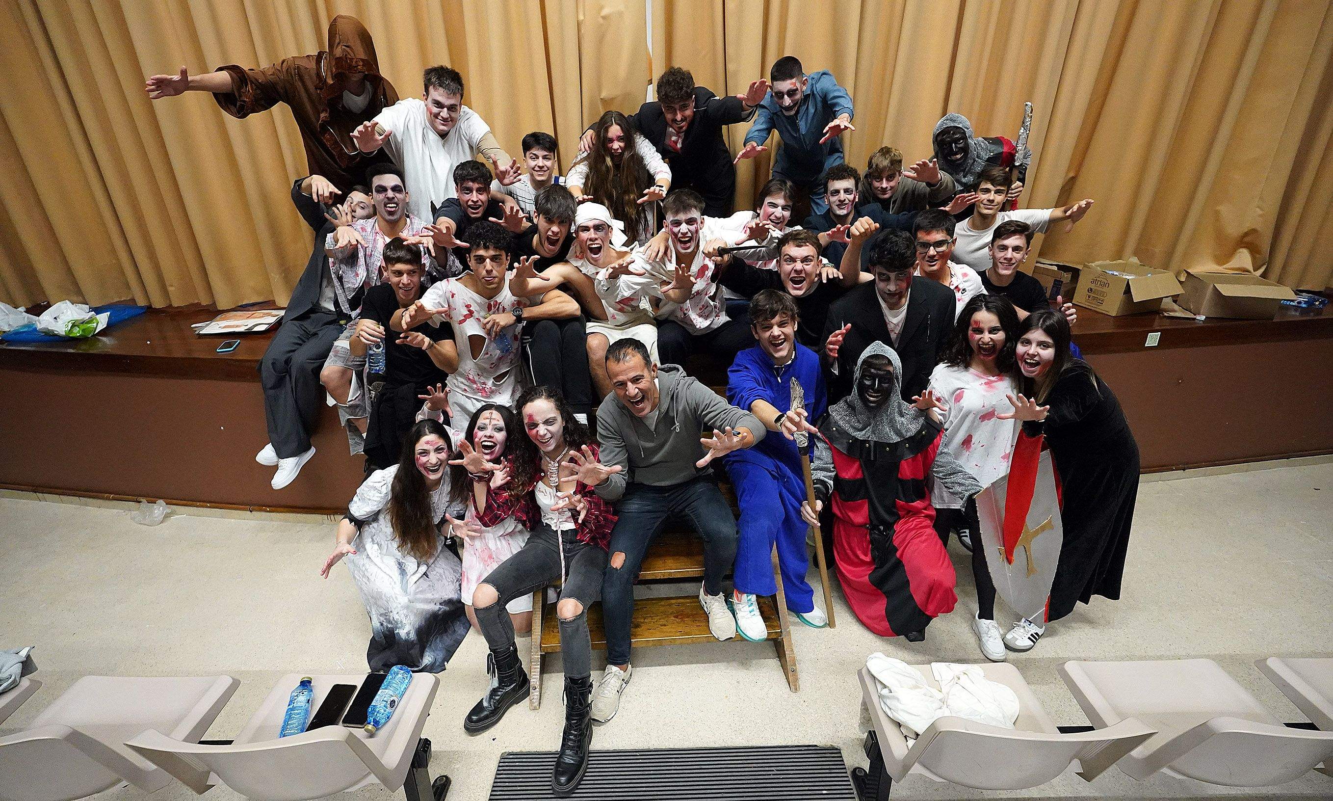 Estudantes organizadores do Túnel do Terror, acompañados do profesor Josevi Cimadevila
