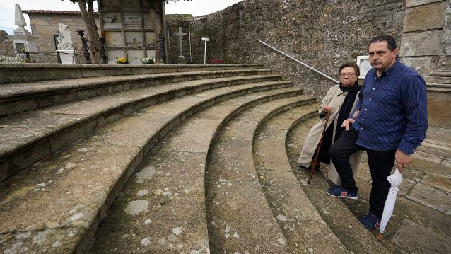 Enrique Ríos acompaña á súa nai na visita ao Cemiterio de San Amaro Enrique Ríos acompaña á súa nai na visita ao Cemiterio de San Amaro