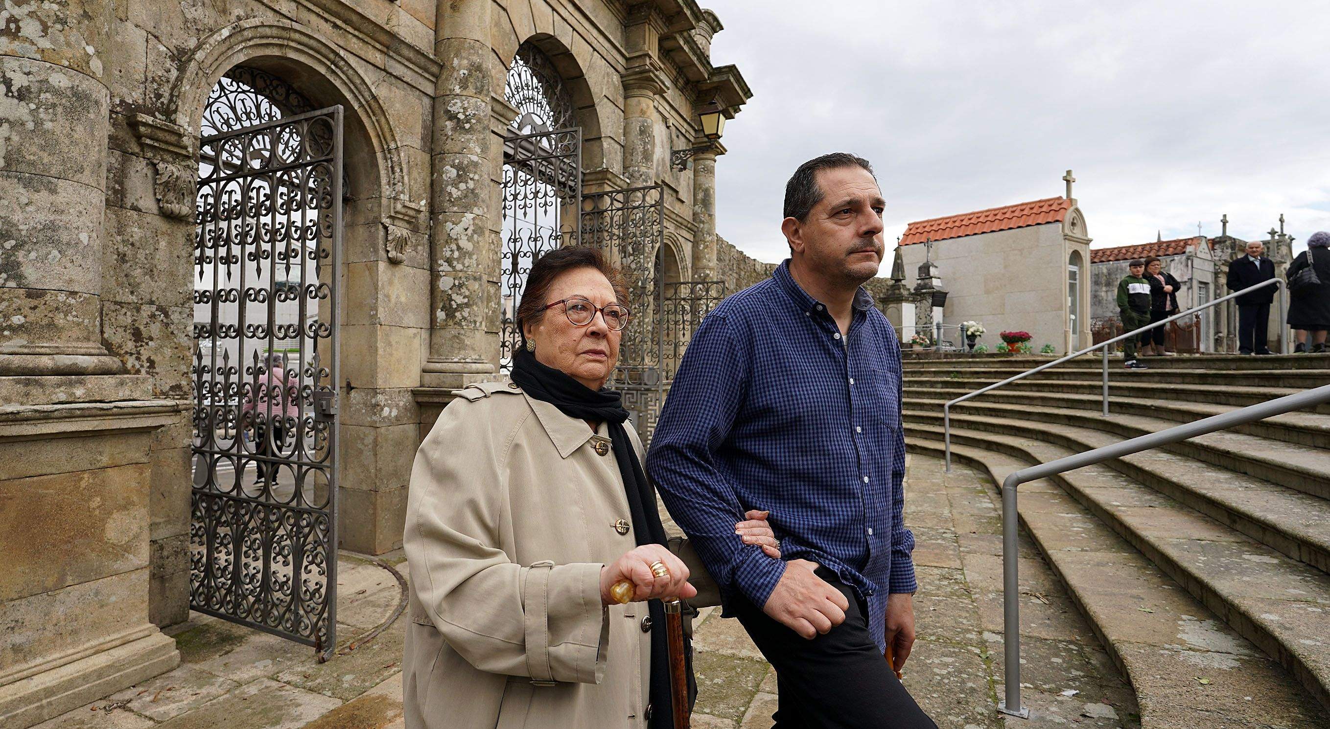 Enrique Ríos acompaña a su madre en su visita al cementerio de San Amaro Enrique Ríos acompaña a su madre en su visita al cementerio de San Amaro