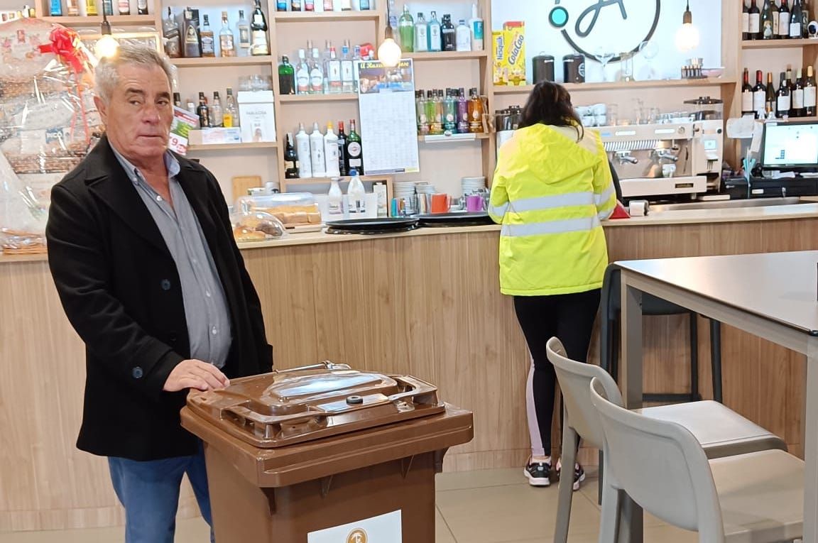 Manuel Domínguez, edil de Medio Ambiente en Poio, cos contedores marróns