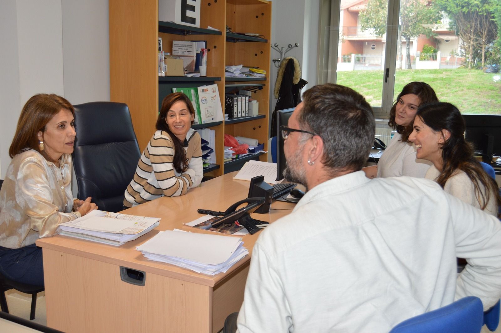Reunión dos responsables de ACCEM con Paz Lago