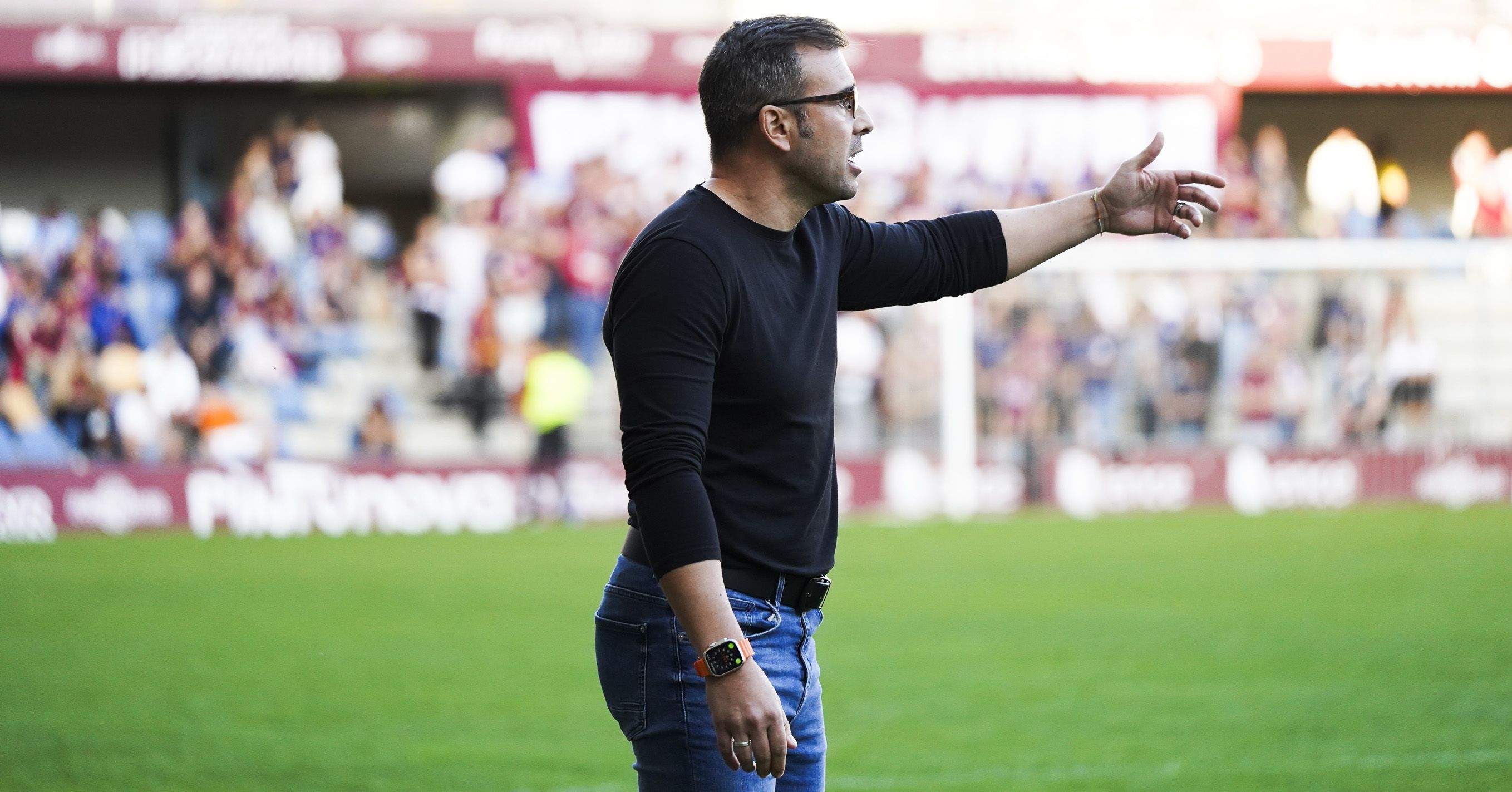 Yago Iglesias, no partido entre Pontevedra e Avilés en Pasarón