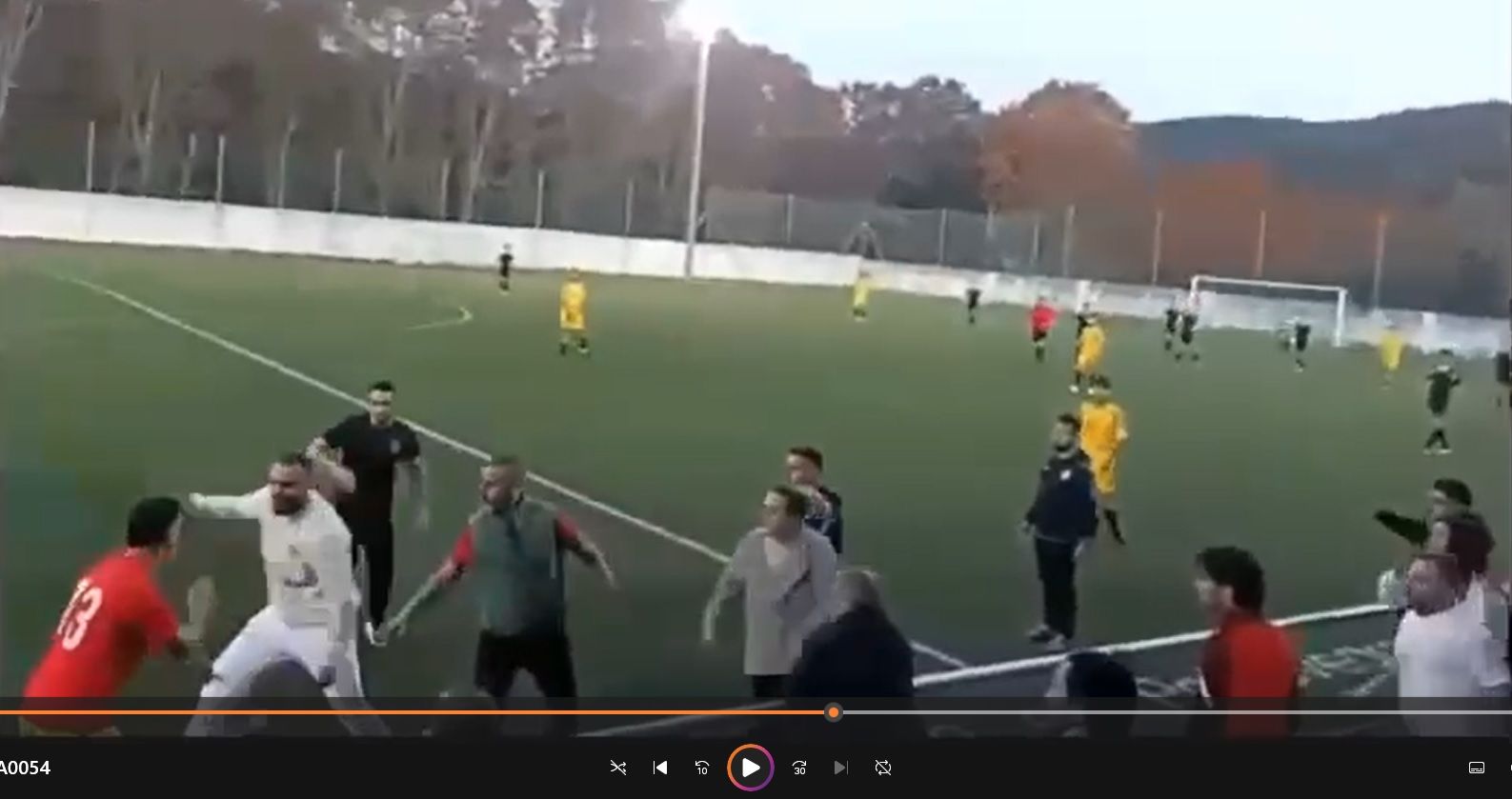 Fotograma do vídeo da agresión durante o partido CED Cotobade-CFB Poio