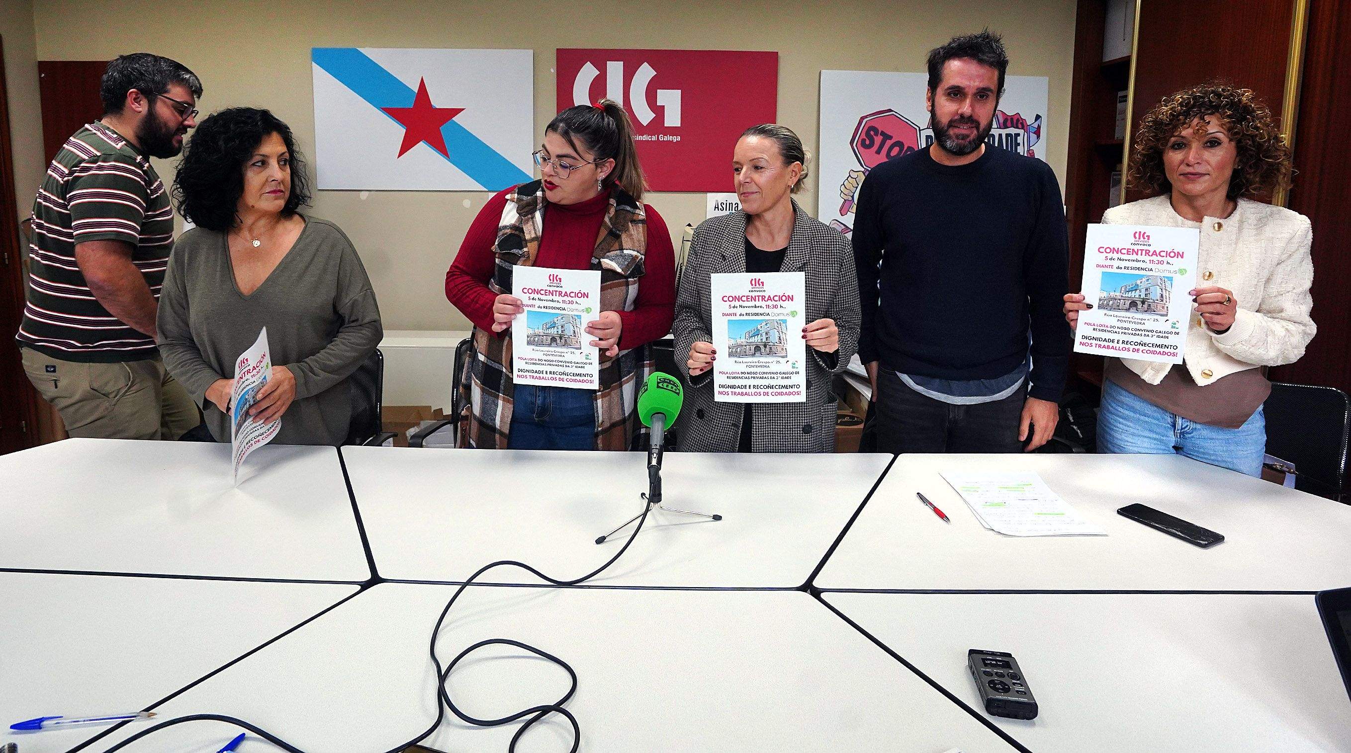 Trabajadoras de residencias privadas de mayores con representantes de la CIG