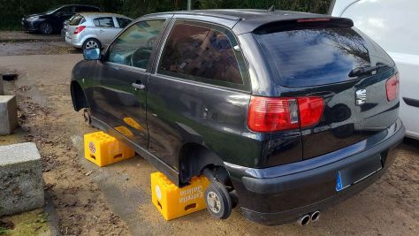 Coche aparcado junto a la Praza das Regas al que despojaron de llantas y neumáticos Coche aparcado junto a la Praza das Regas al que despojaron de llantas y neumáticos