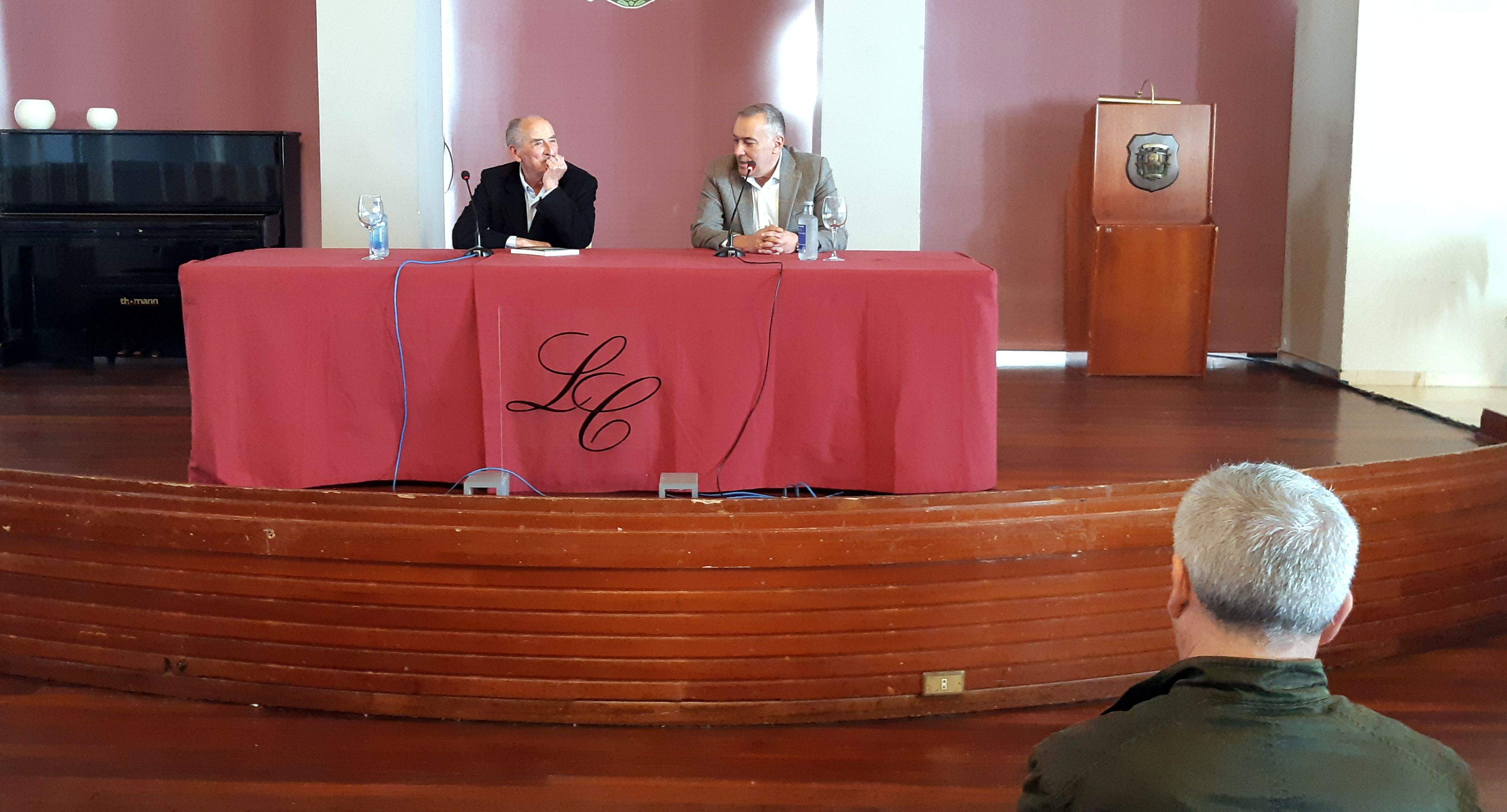Xosé Fortes e Xabier Fortes durante a presentación do libro Xosé Fortes e Xabier Fortes durante a presentación do libro