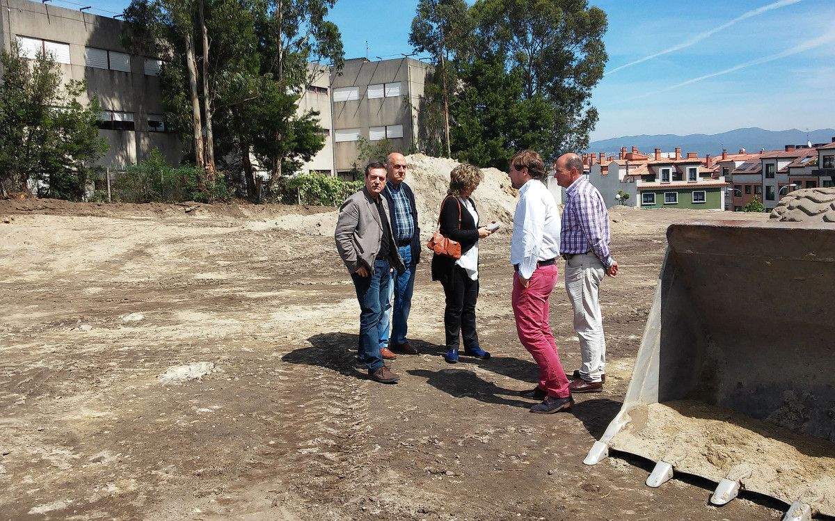 Visita de Luis Bará e Carmen Fouces ao novo aparcadoiro de Urbano Lugrís