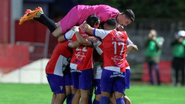 Jugadores del Arosa celebran uno de los goles ante el Valladares Jugadores del Arosa celebran uno de los goles ante el Valladares