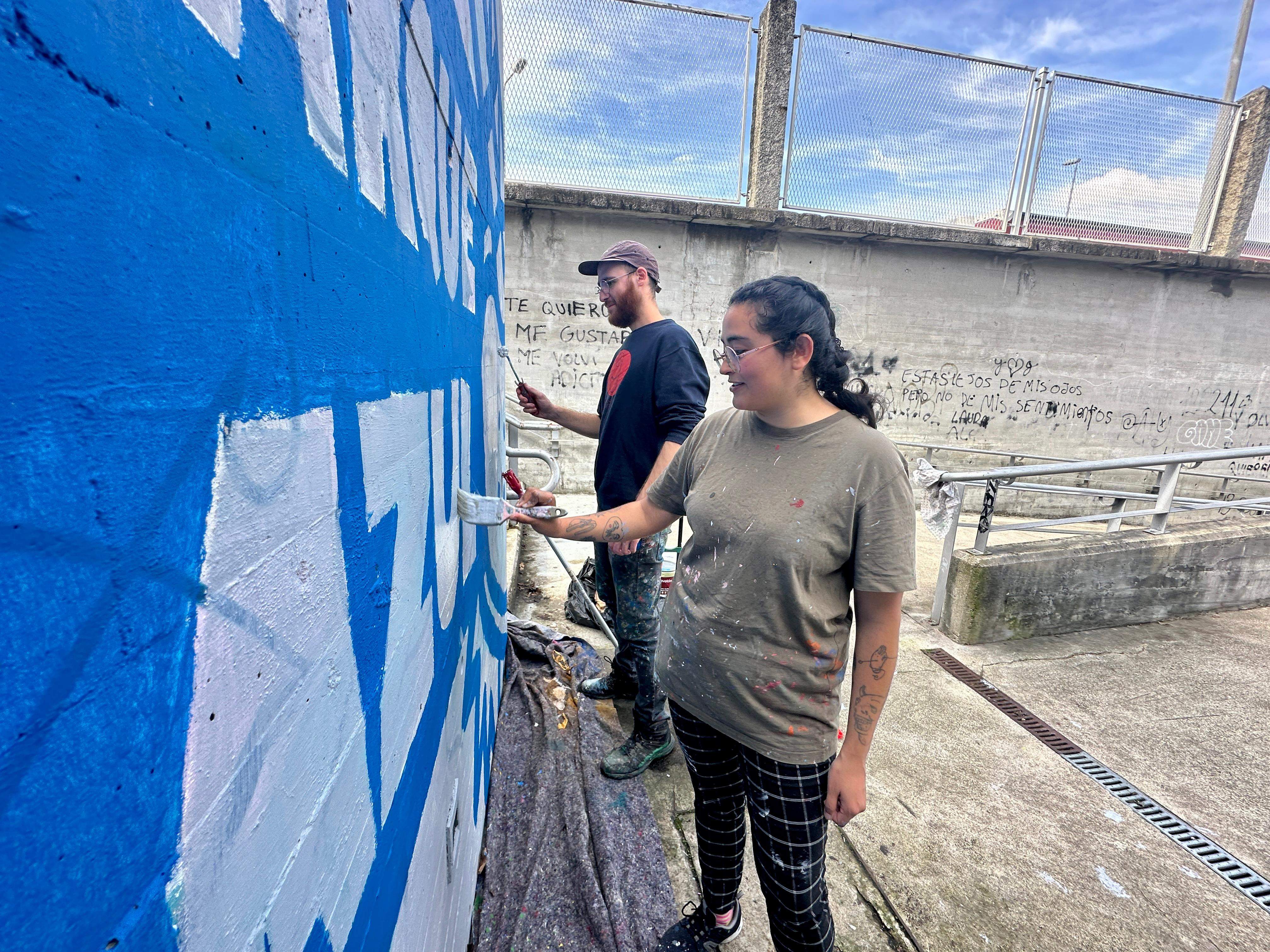 Javier Carrera (Cuco) e Maritza Berttolini traballando no mural