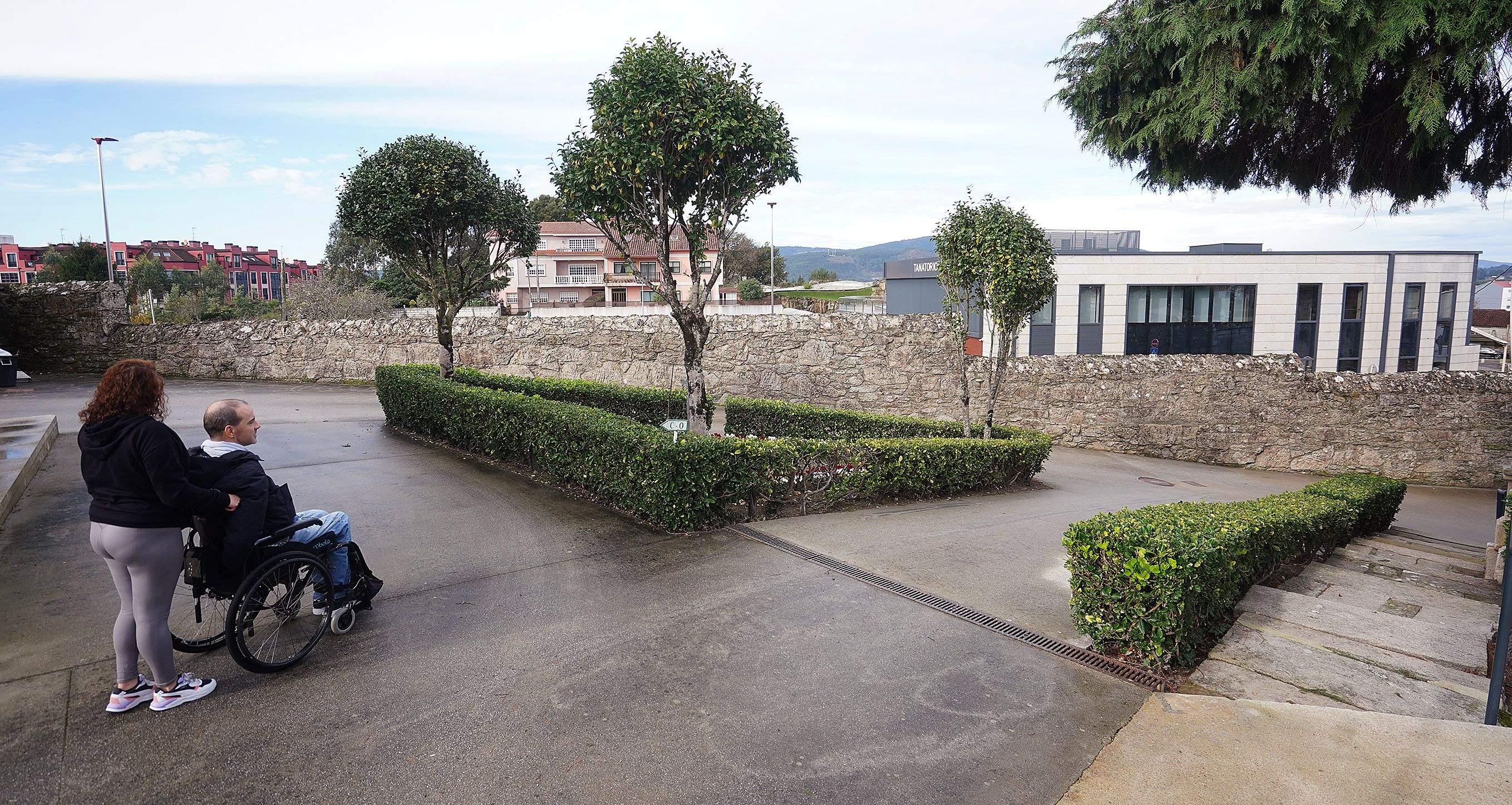 Dos rampas con pronunciada pendiente que imposibilitan el tránsito en silla de ruedas por el cementerio de San Amaro Dos rampas con pronunciada pendiente que imposibilitan el tránsito en silla de ruedas por el cementerio de San Amaro