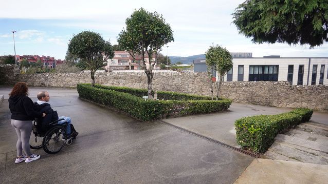 Dúas ramplas con pronunciada pendente que imposibilitan o tránsito en cadeira de rodas polo cemiterio de San Amaro Dúas ramplas con pronunciada pendente que imposibilitan o tránsito en cadeira de rodas polo cemiterio de San Amaro