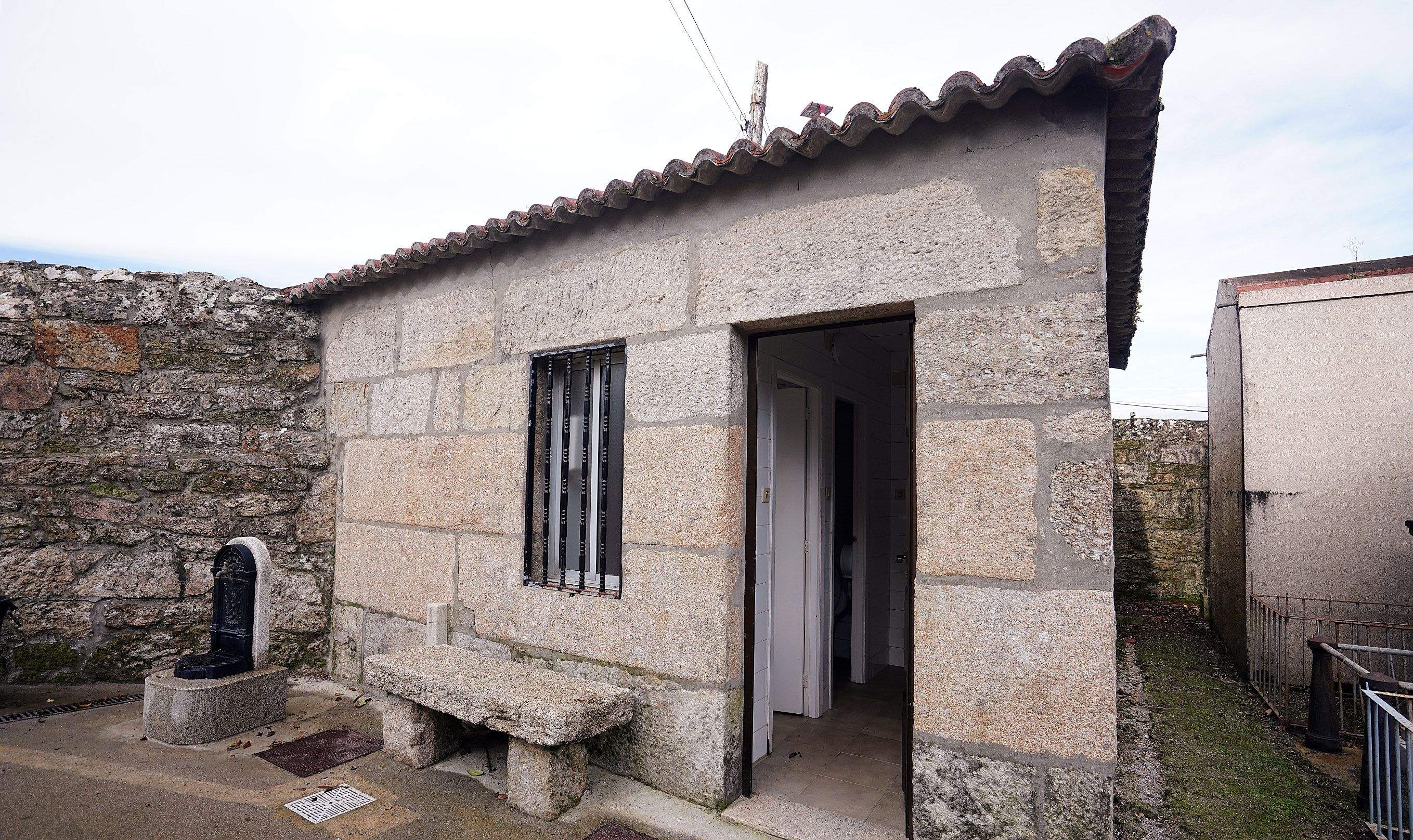 Baños no adaptados del cementerio de San Amaro Baños no adaptados del cementerio de San Amaro