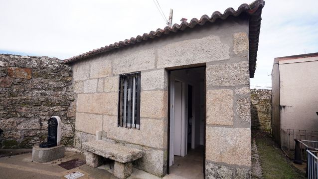 Baños non adaptados do cemiterio de San Amaro Baños non adaptados do cemiterio de San Amaro