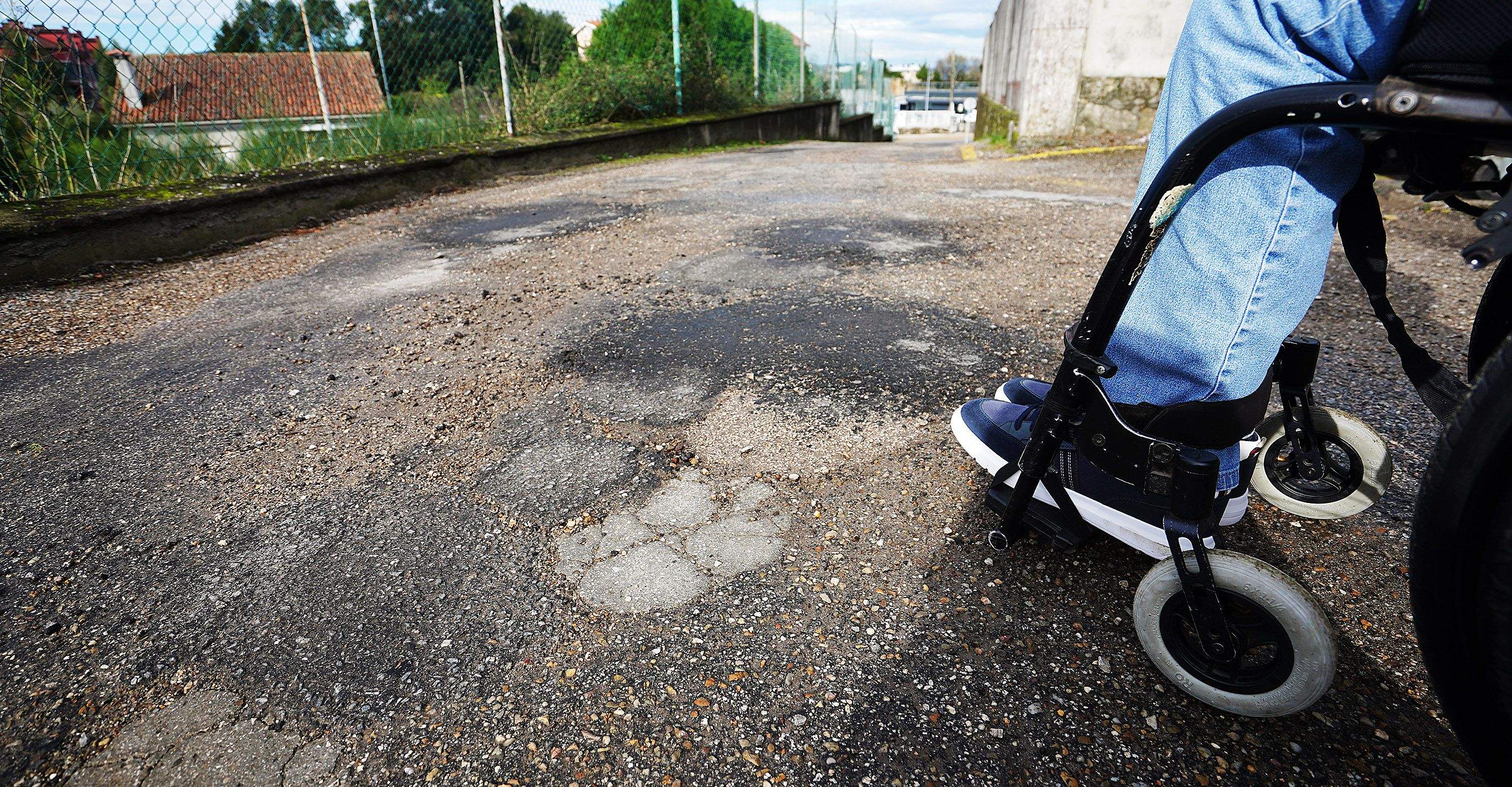 Baches y pavimento deteriorado en el acceso a San Amaro por la cuesta de la Rúa Campo Santo Baches y pavimento deteriorado en el acceso a San Amaro por la cuesta de la Rúa Campo Santo