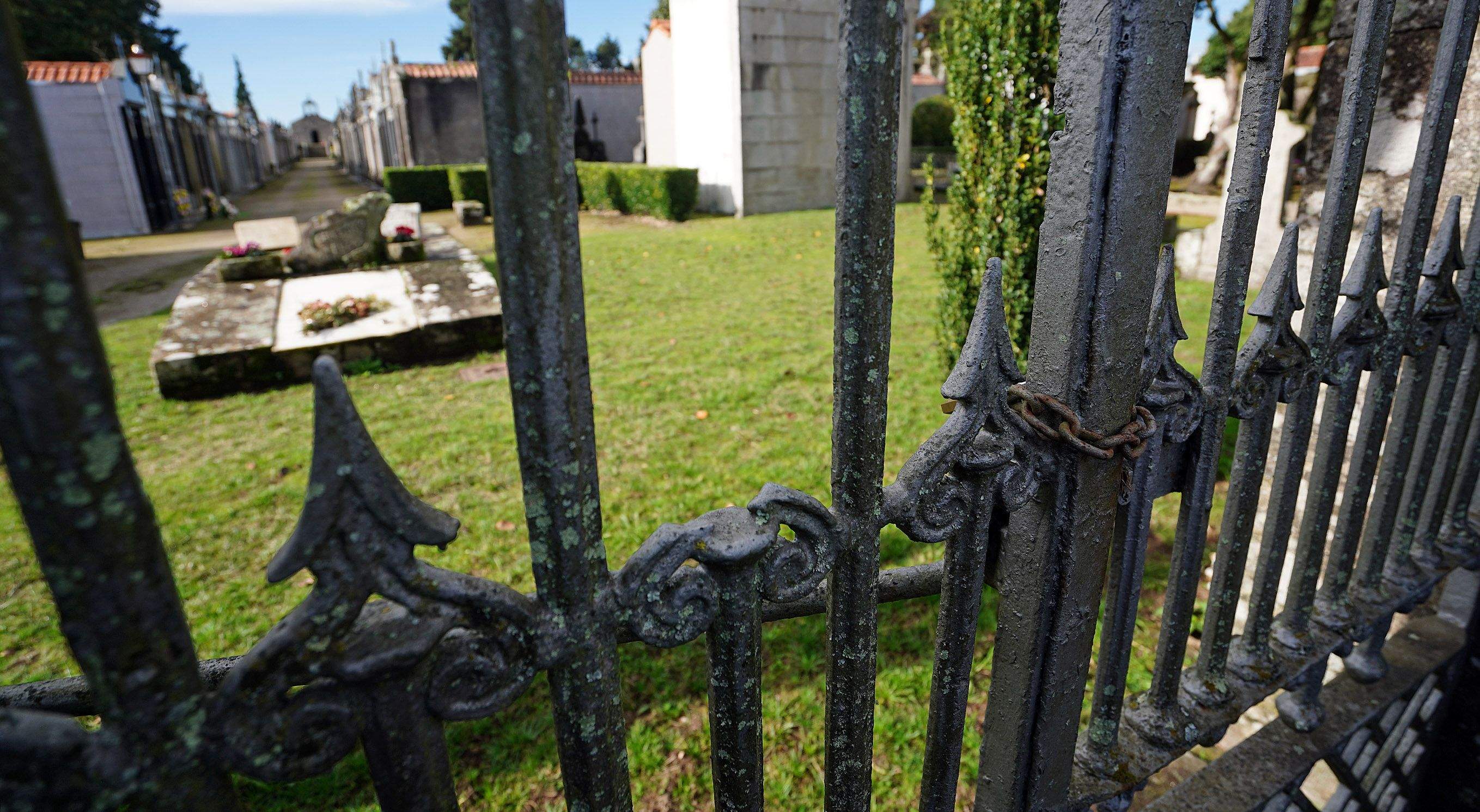 Césped tras la entrada al "cementerio civil" de San Amaro Césped tras la entrada al "cementerio civil" de San Amaro