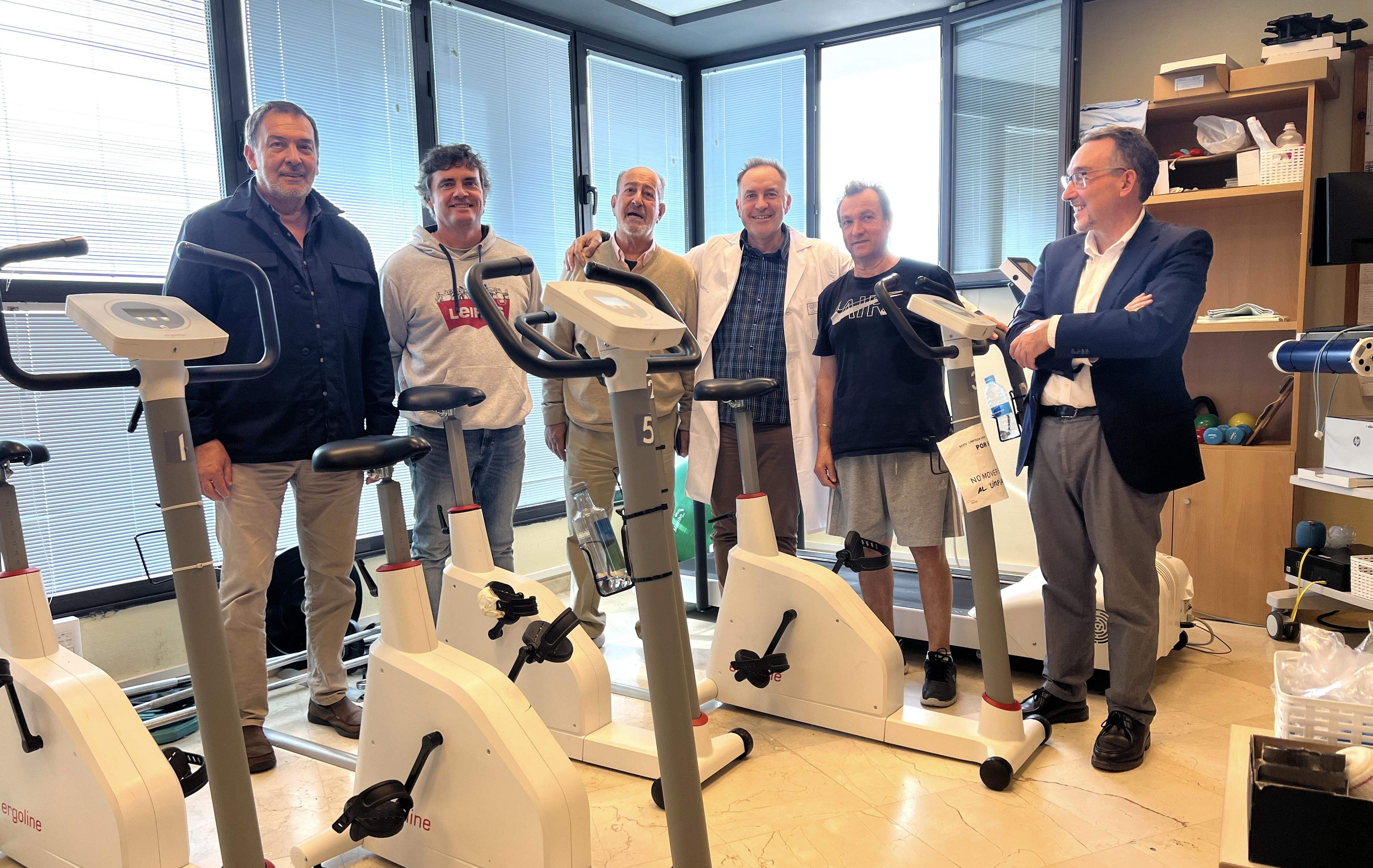 El cardiólgo Diego Fernández con miembros de la directiva de 'Ponte Corazón'
