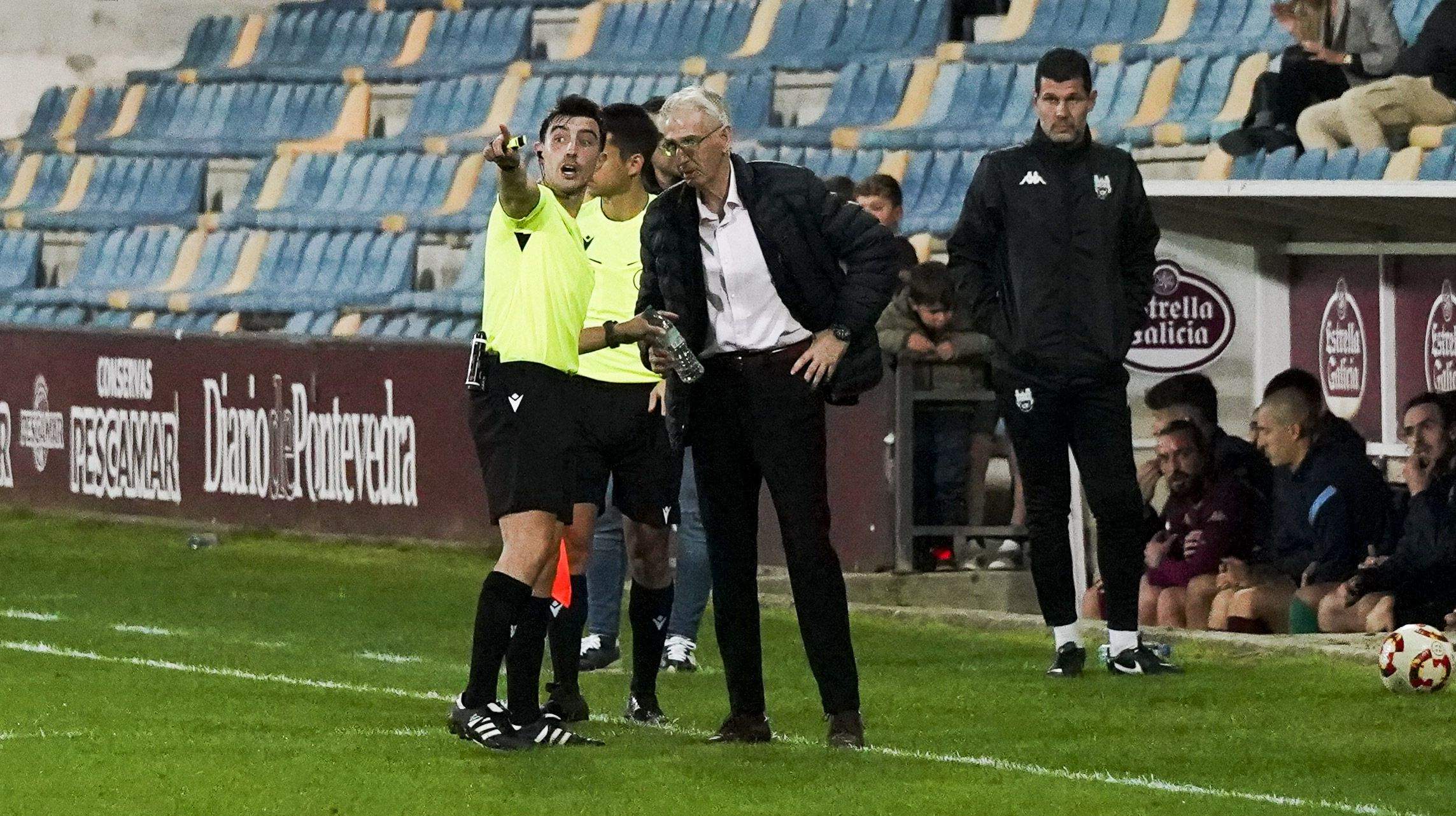 El árbitro entrega al 'Secre' una botella lanzada al campo durante el Pontevedra-Bergantiños