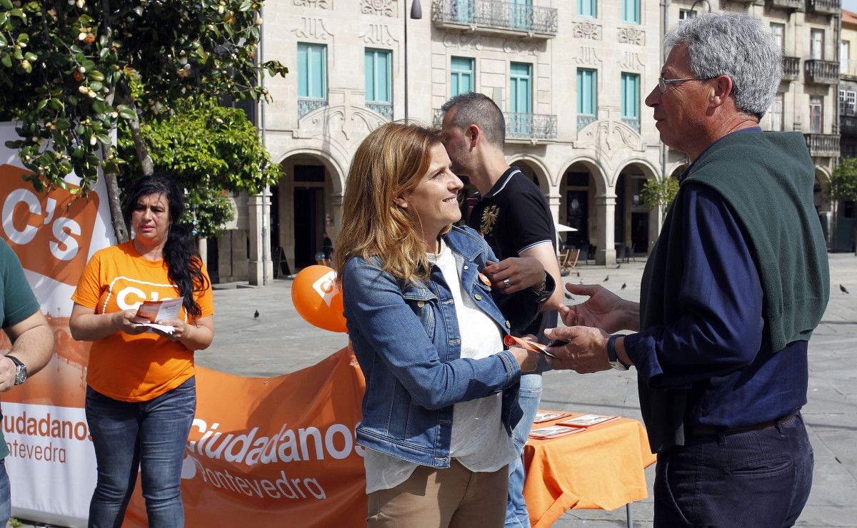 Reparto de folletos de Ciudadanos por parte da candidata á alcaldía, María Rey