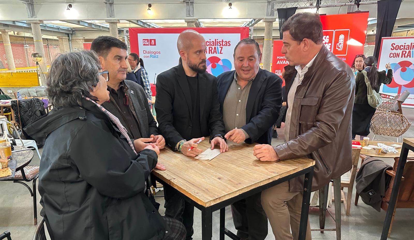 José Ramón Gómez Besteiro y Pedro Blanco con la plataforma de afectados por la A-57