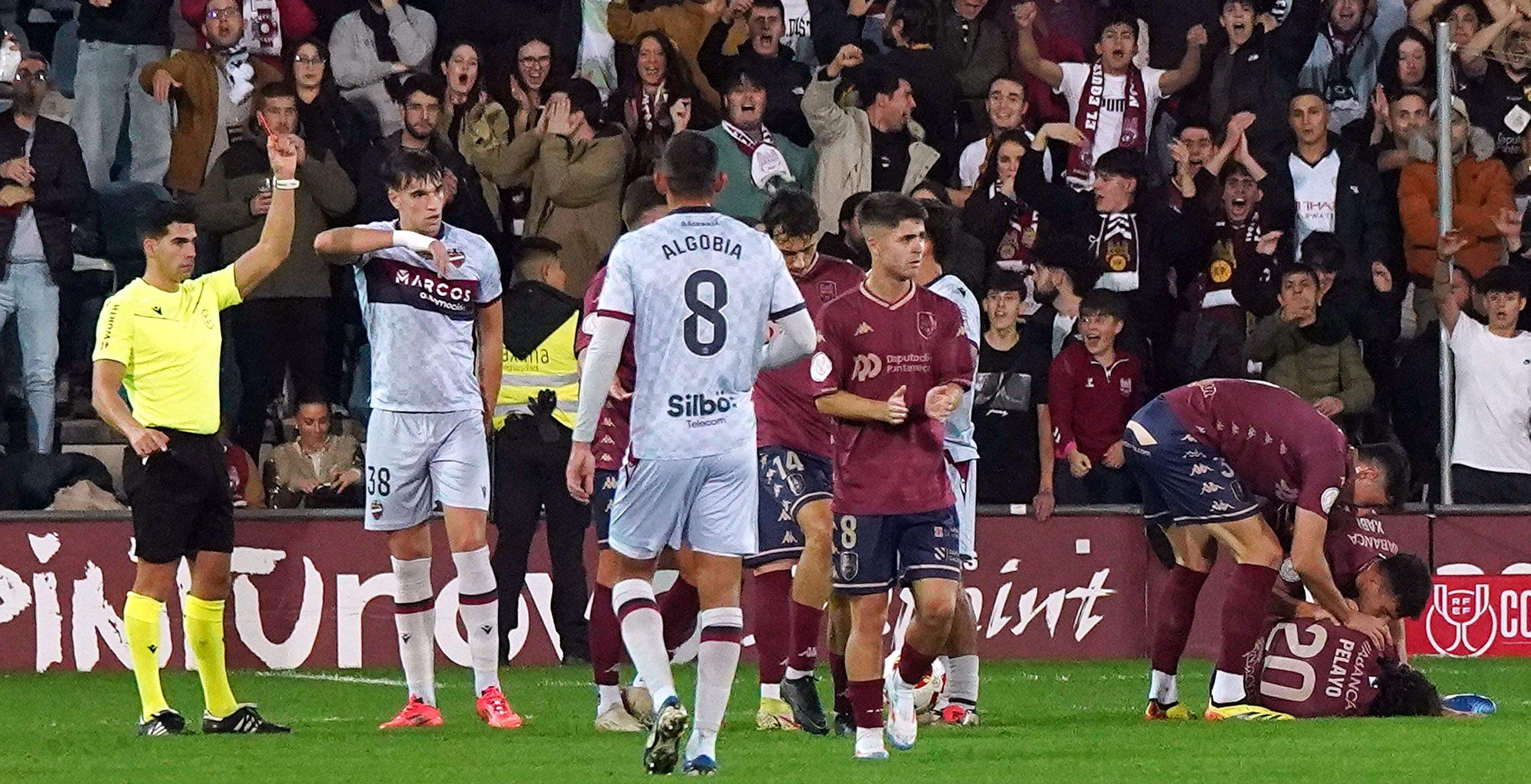 O colexiado Miguel González expulsa a Navarro no partido de Copa entre Pontevedra e Levante 