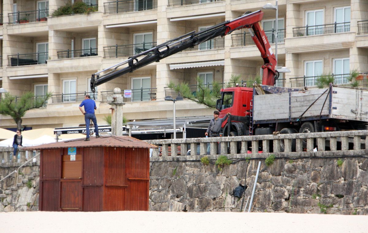 Montaxe de quioscos na praia de Silgar, en Sanxenxo