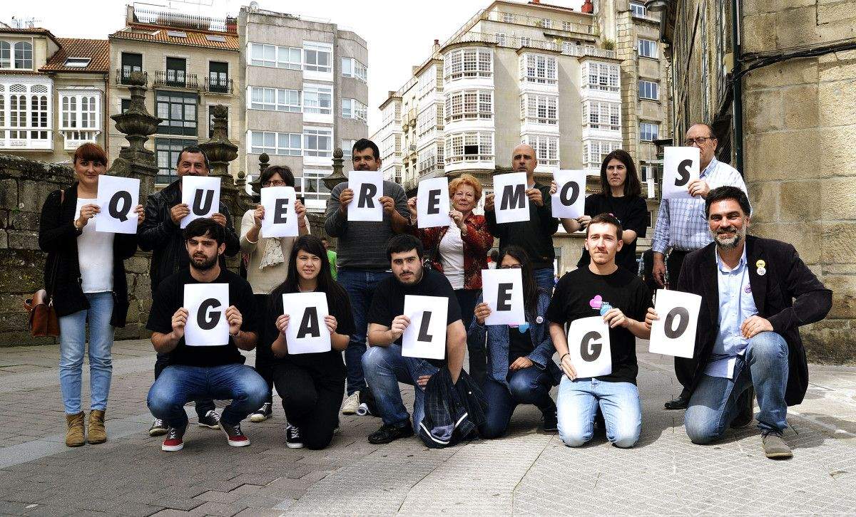 Integrantes da plataforma Queremos Galego