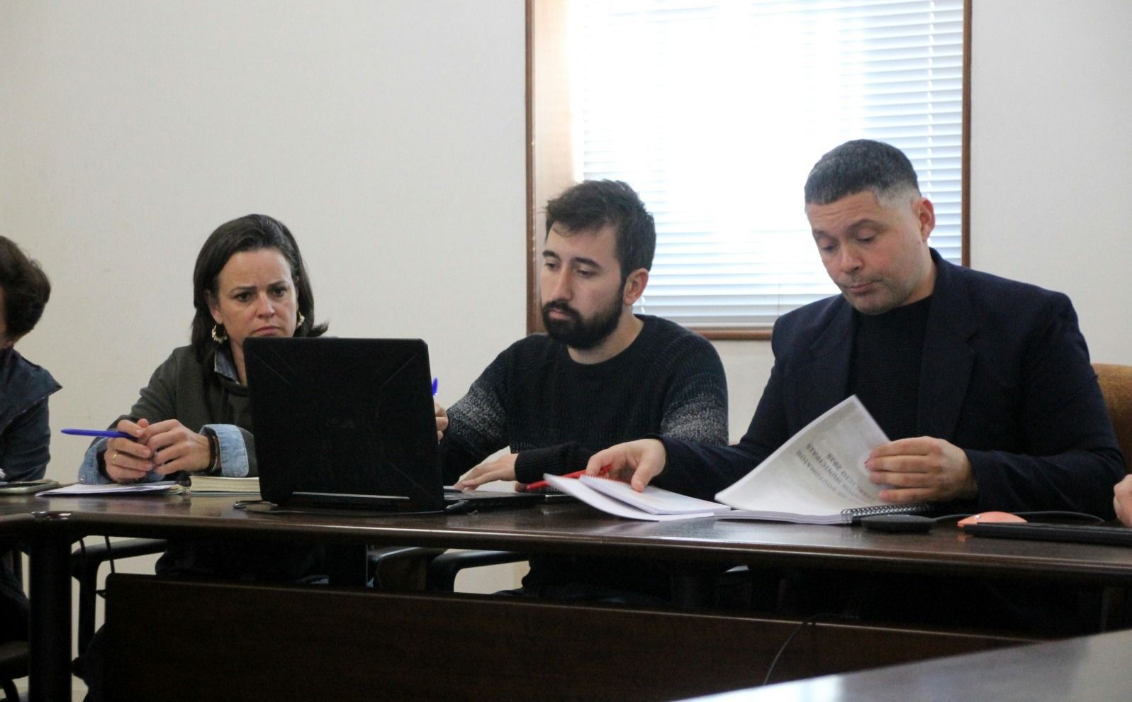 Manu Lourenzo, alcalde de Soutomaior, observa el presupuesto durante el pleno