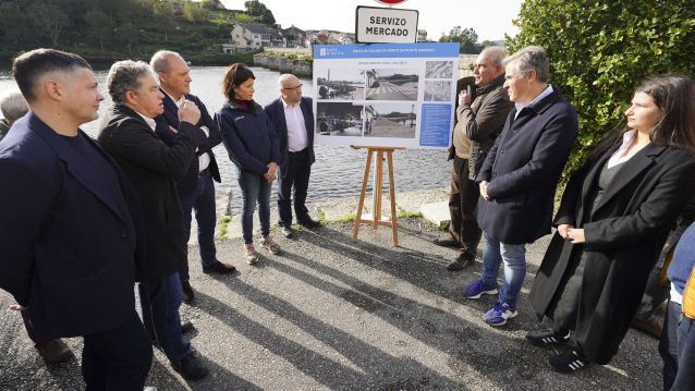 María Martínez Allegue, acompañada dos alcaldes de Pontevedra e Soutomaior, na ponte medieval de Ponte Sampaio