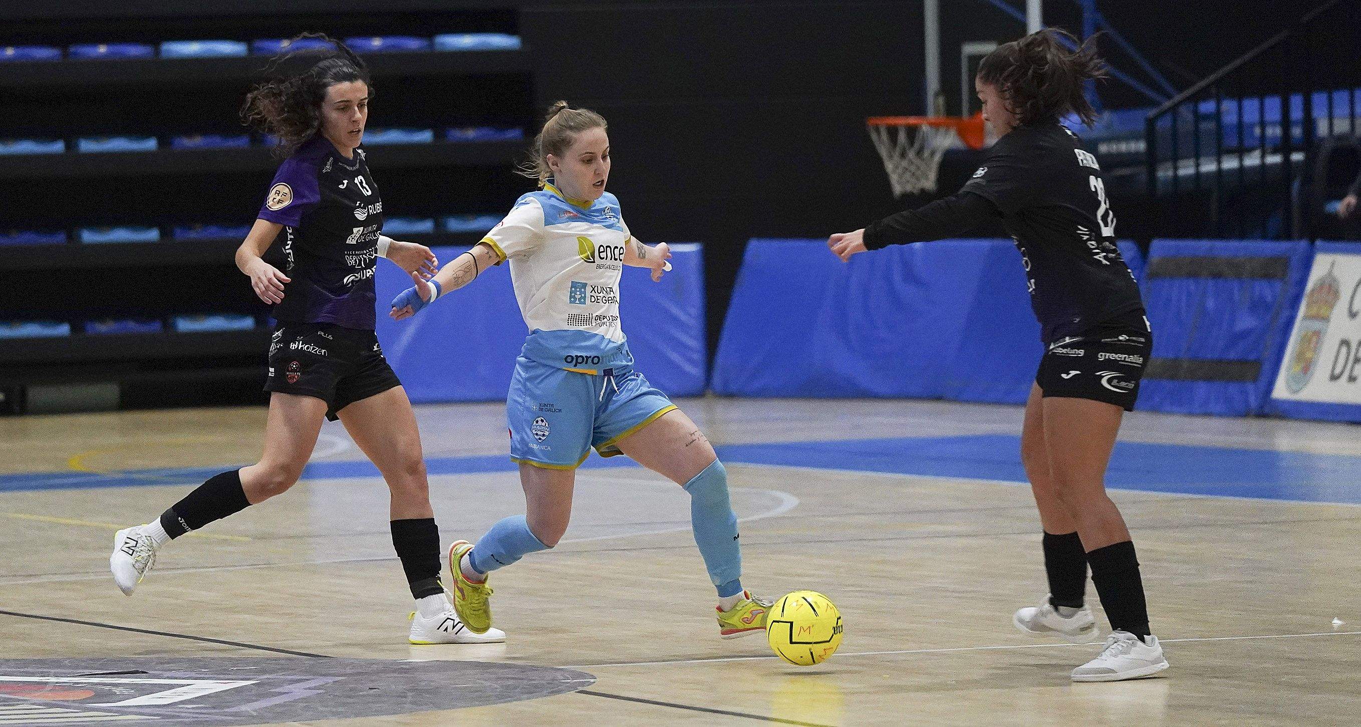 Carolina Pedreira (esquerda), no artido entre Marín Futsal e Burela na Raña