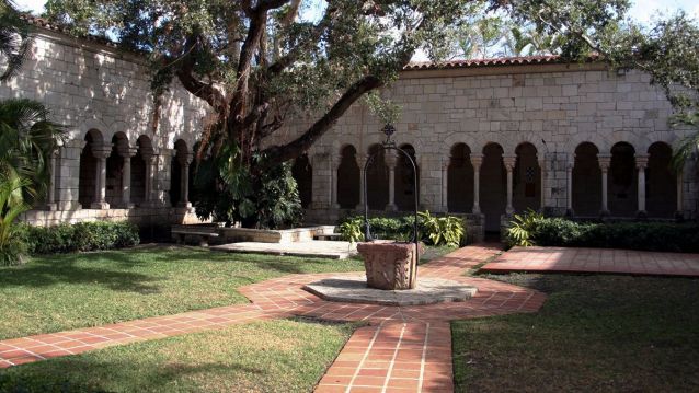 Patio e claustro de Santa María la Real de Sacramenia Patio e claustro de Santa María la Real de Sacramenia