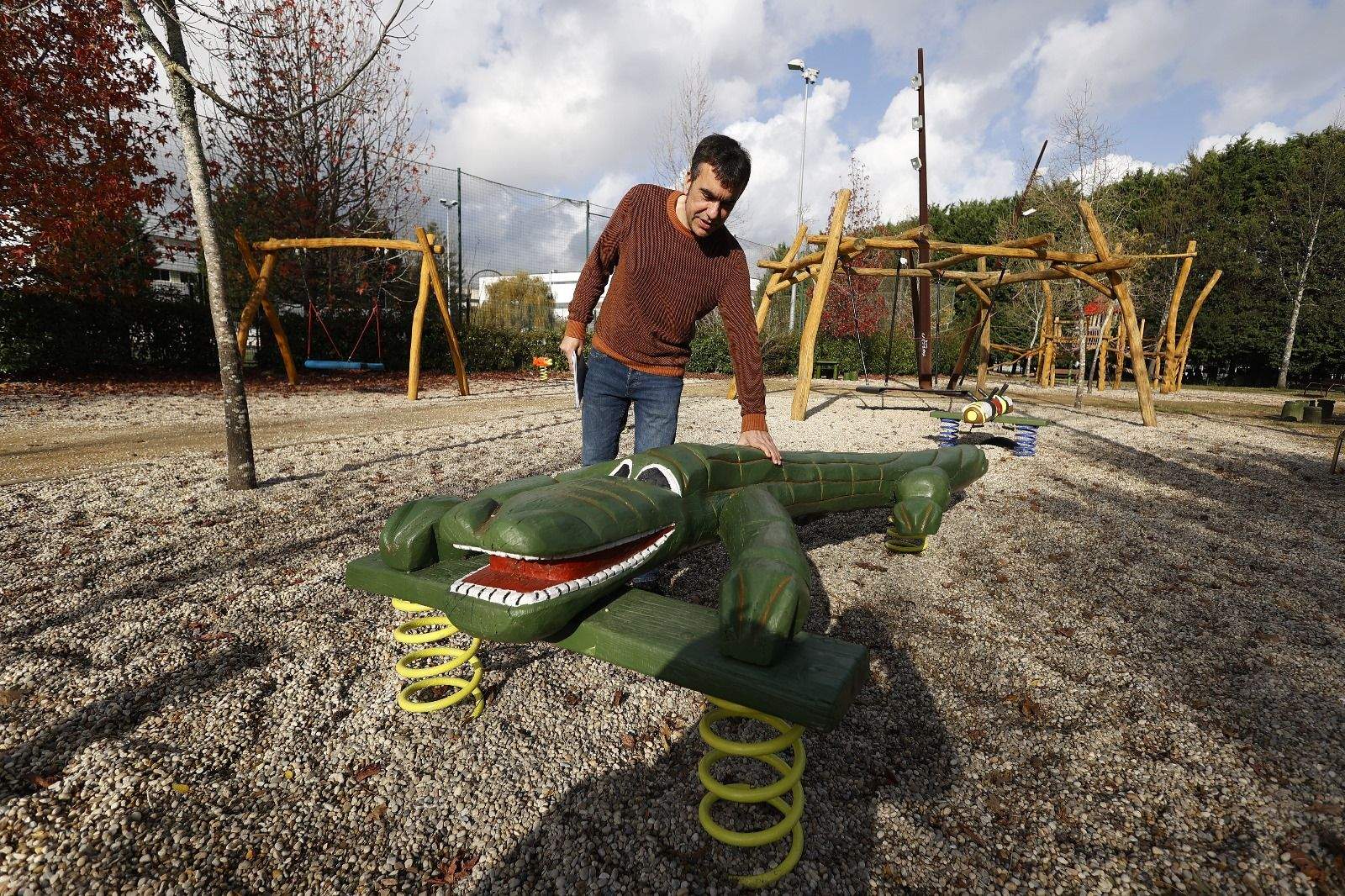 Visita de Xaquín Moreda al parque infantil de la Illa do Covo