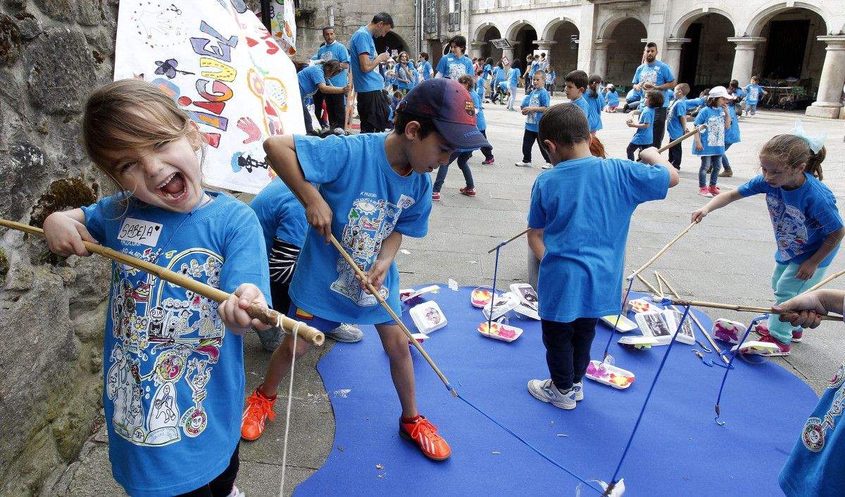 Actividades de 'Á procura do tesouro' en la plaza de A Pedreira
