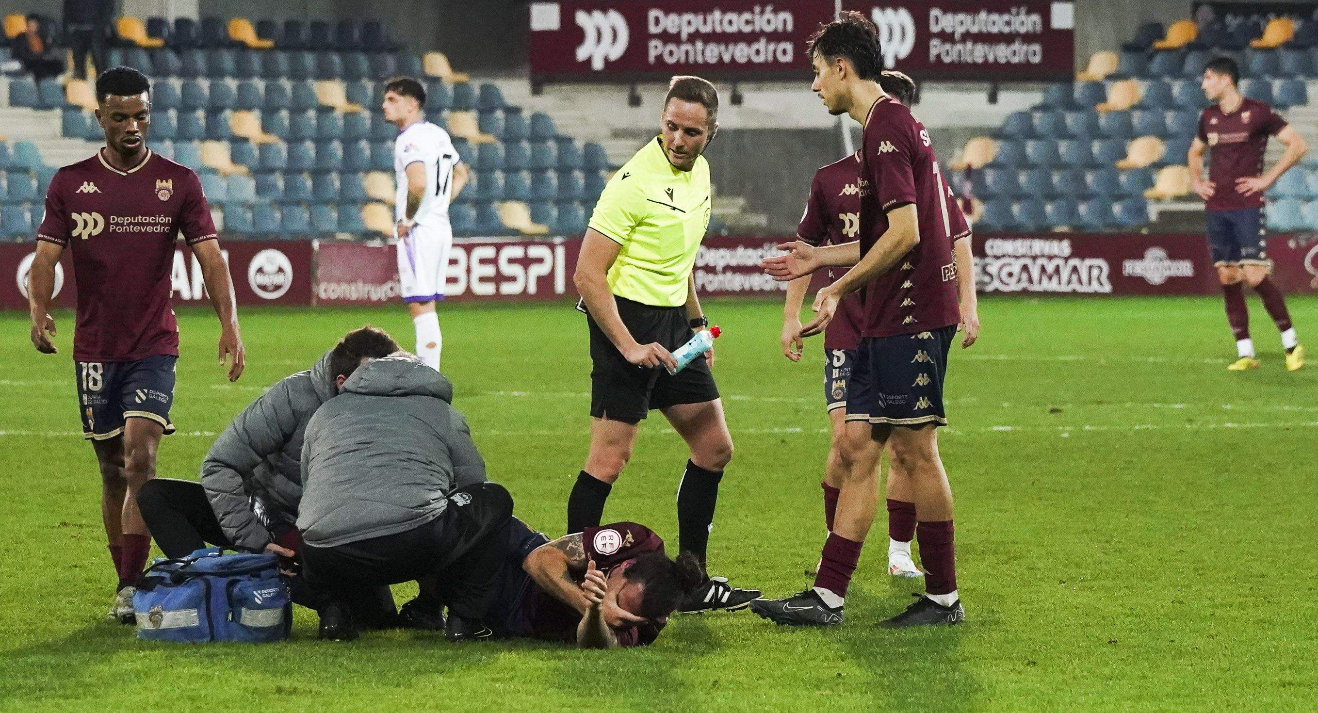 O árbitro do Pontevedra-Salamanca, cunha botella na man no momento da lesión de Cambil