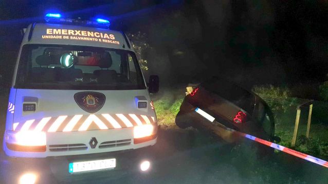 El servicio de Emerxencias acudiendo al lugar del accidente El servicio de Emerxencias acudiendo al lugar del accidente