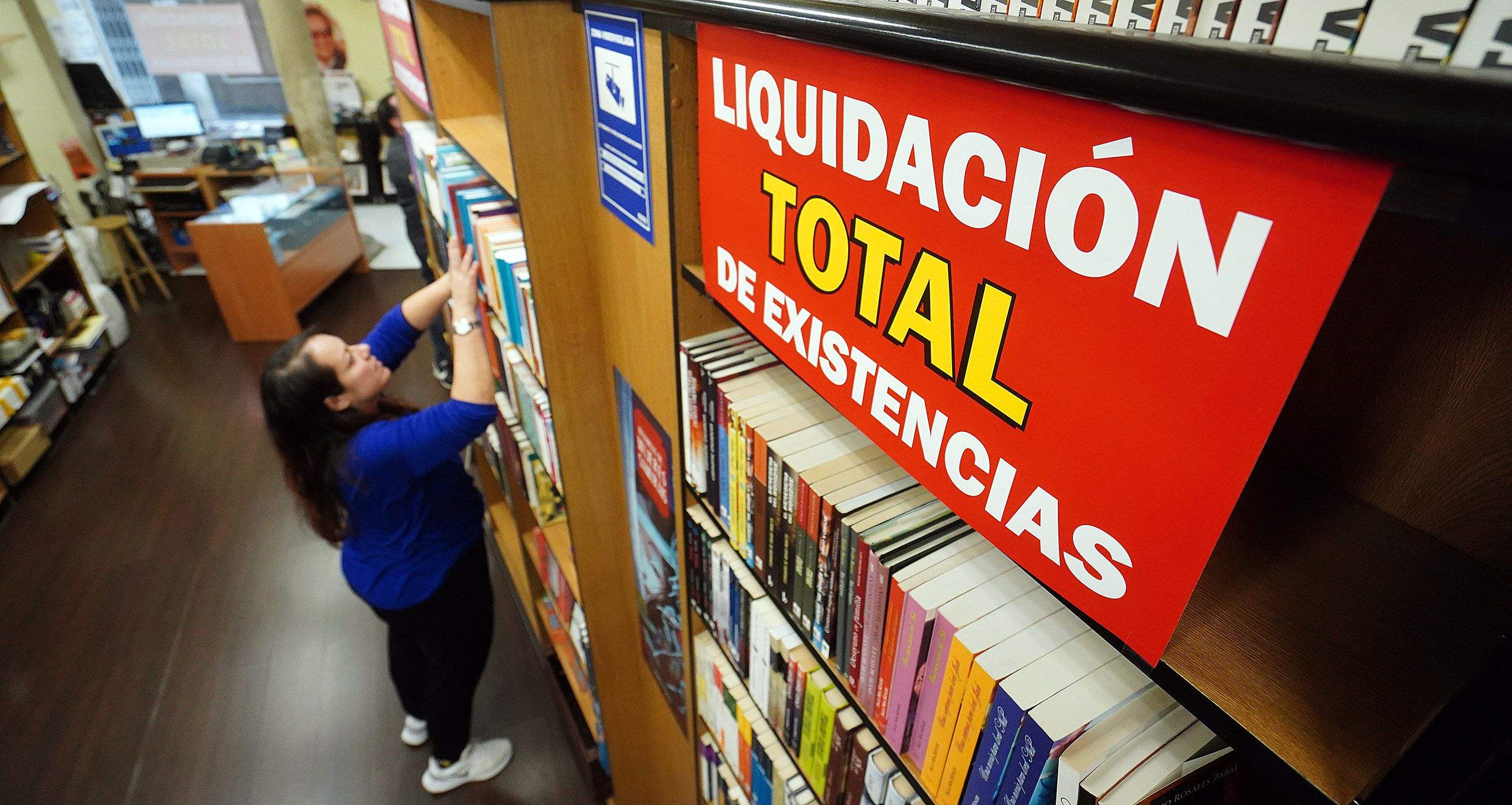 Laura Carrasco organiza os libros nunha pausa nas intensas xornadas de liquidación en Librería Cao Laura Carrasco organiza os libros nunha pausa nas intensas xornadas de liquidación en Librería Cao