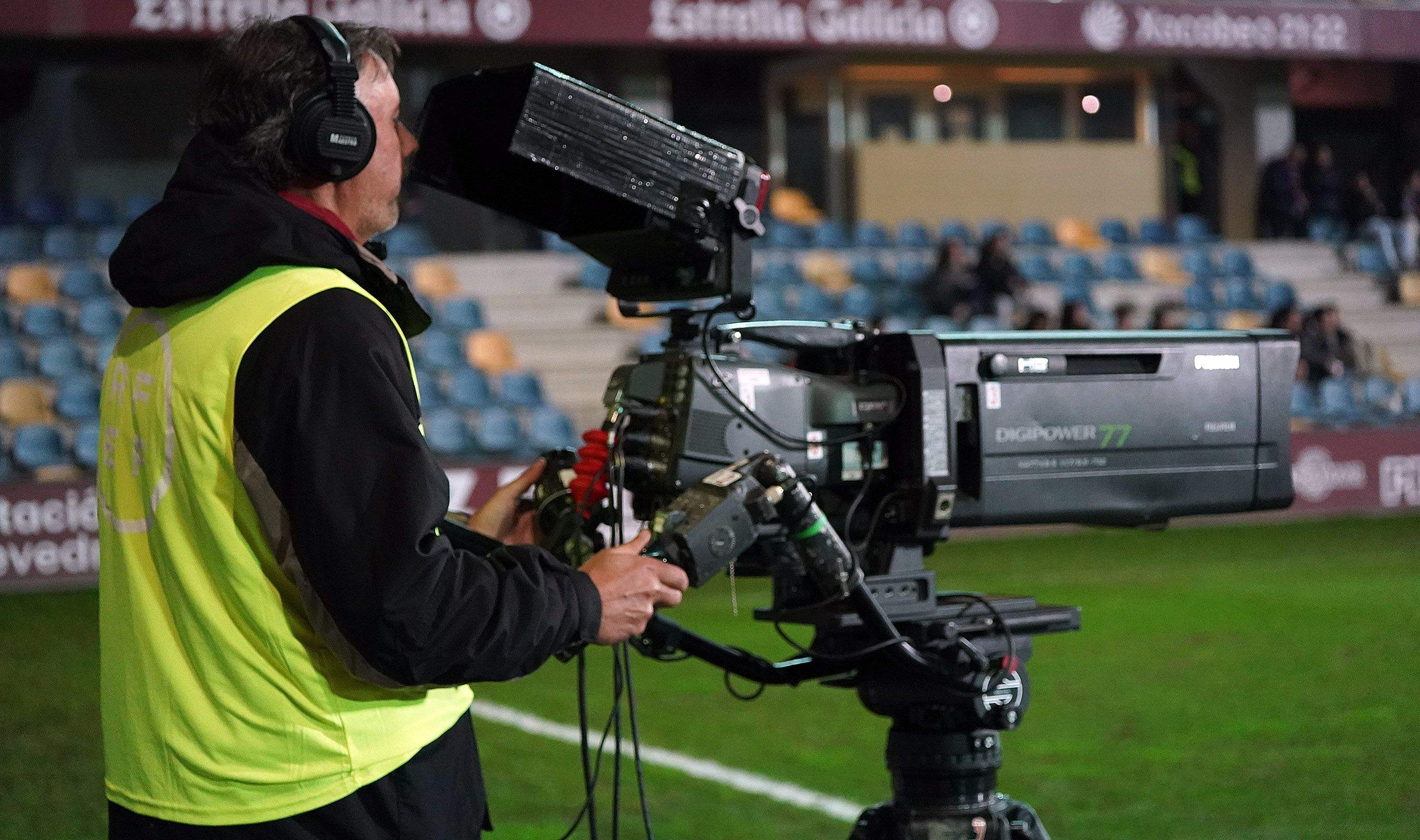Cámara de televisión en Pasarón no partido de Copa entre Pontevedra e Villarreal