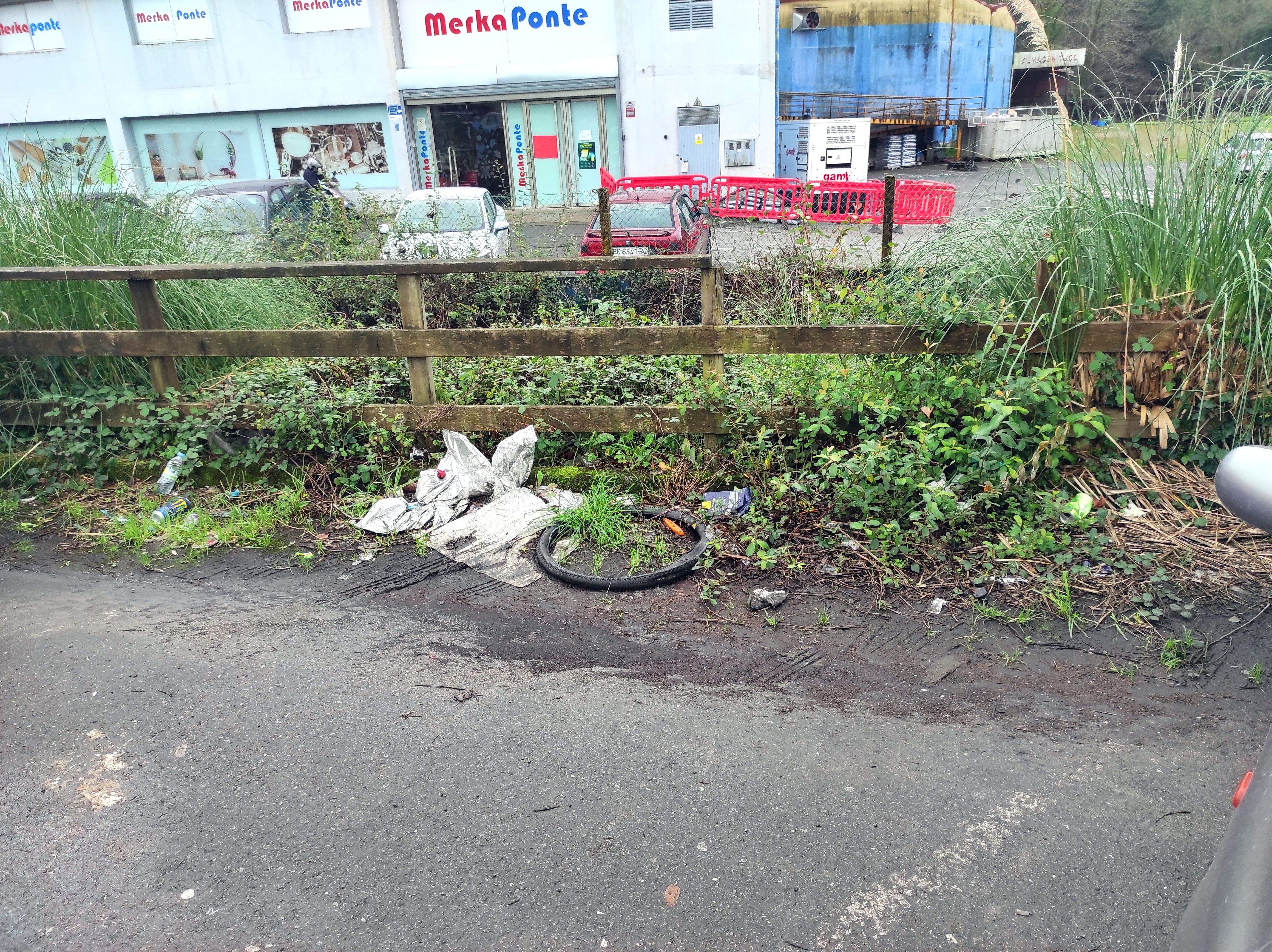 Basura y maleza en San Miguel de Marcón Basura y maleza en San Miguel de Marcón