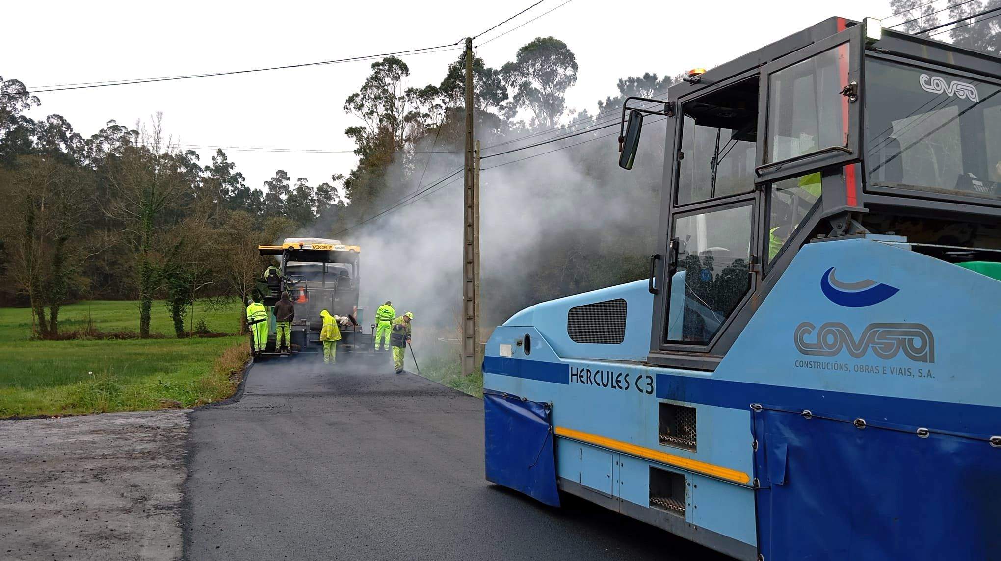 Operarios arreglan el Camiño de Noval en Cuntis