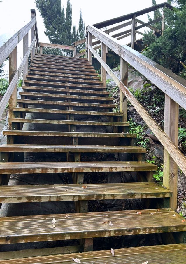Escadas de acceso ao cemiterio da Raña Escadas de acceso ao cemiterio da Raña