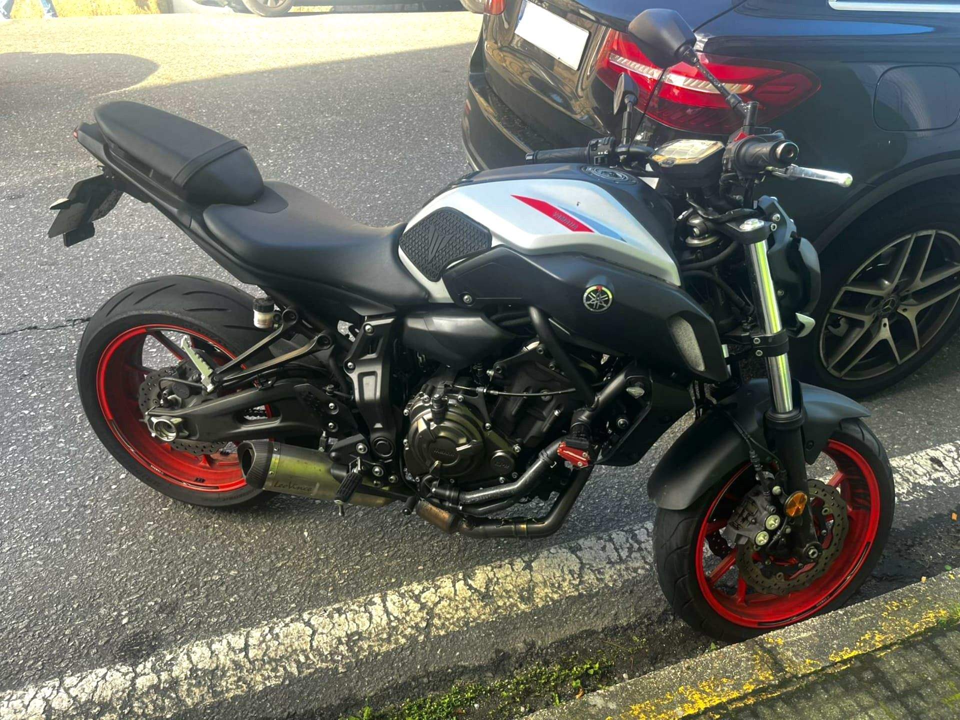 Accidente con un coche y una moto implicados en la Av. de Vilagarcía en Cambados
