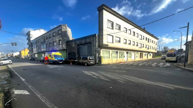 Accidente cun coche e unha moto implicados na Av. de Vilagarcía en Cambados Accidente cun coche e unha moto implicados na Av. de Vilagarcía en Cambados