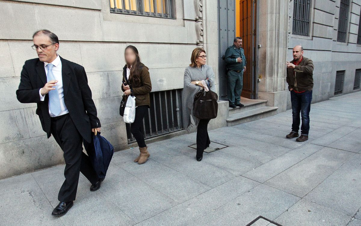 El hermano de la víctima del crimen de Marín increpa al fiscal del caso a la salida de la Audiencia