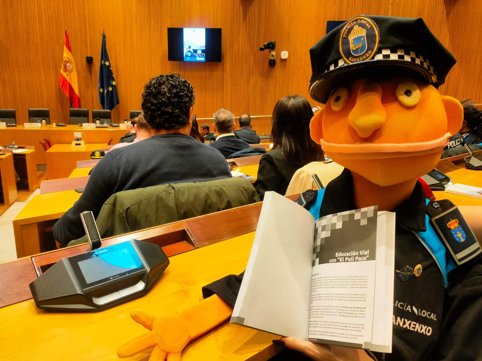 El Poli Paco en el Congreso